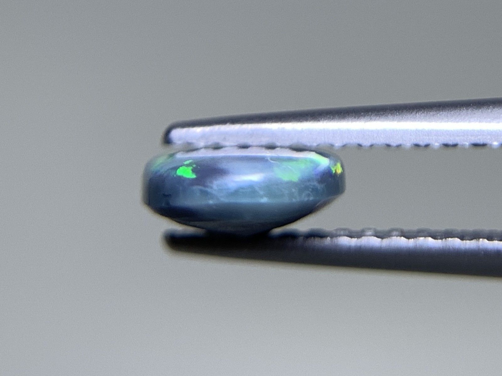 ブラックオパール 1.073ct 中央宝石ソーティング付き 9.8㎜×6.4㎜×2.8 