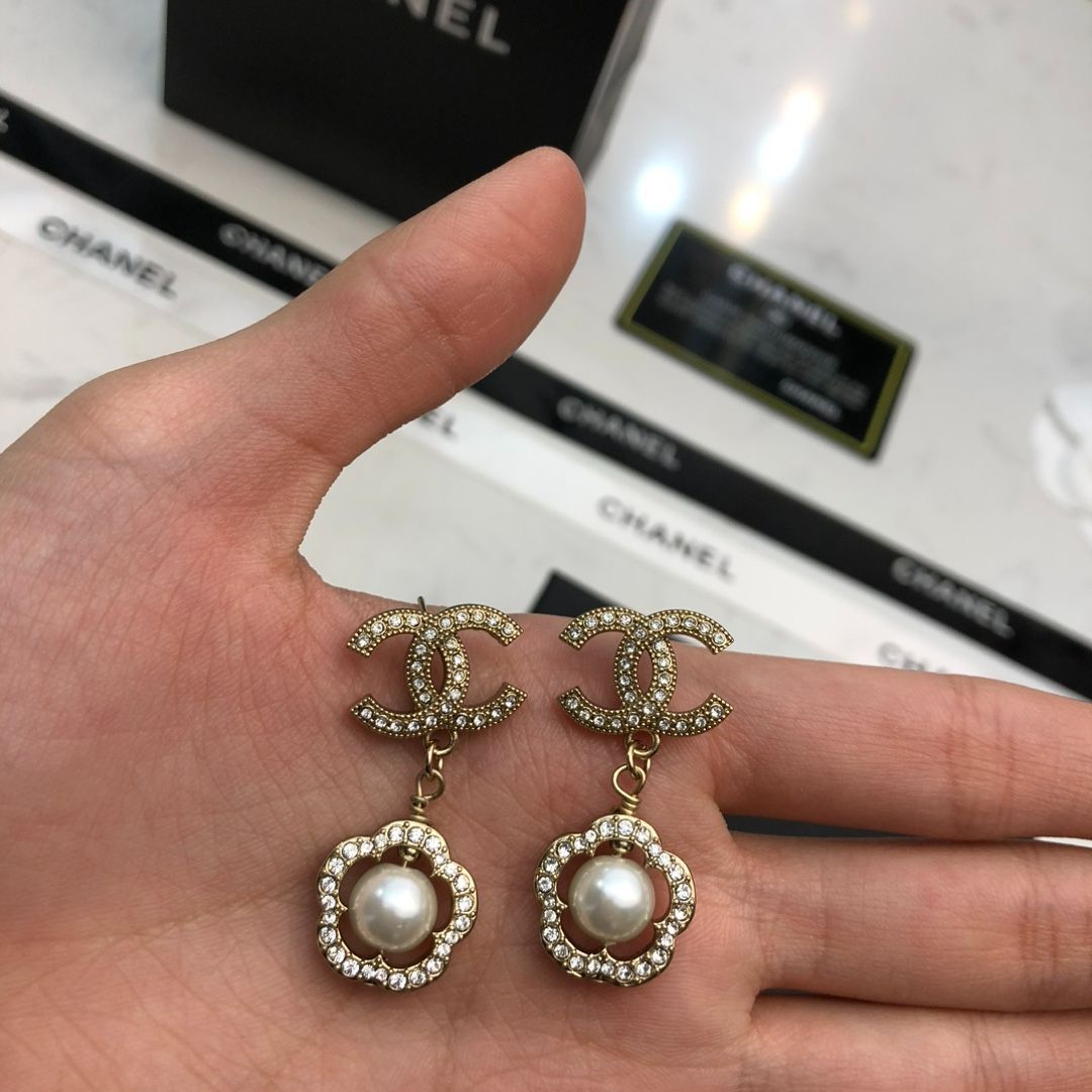 新品未使用】シャネル (CHANEL) CCロゴ＆カメリアパール ゴールド ピアス - メルカリ