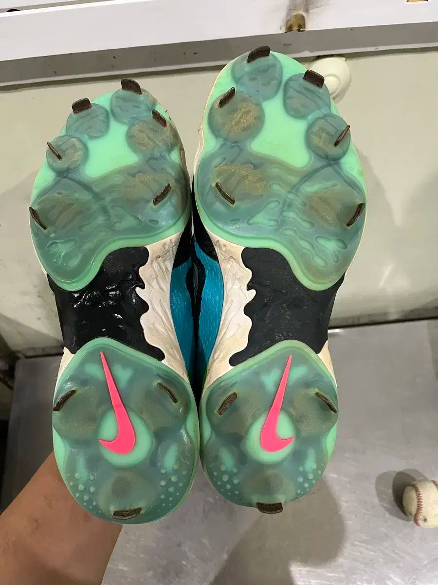 NIKE