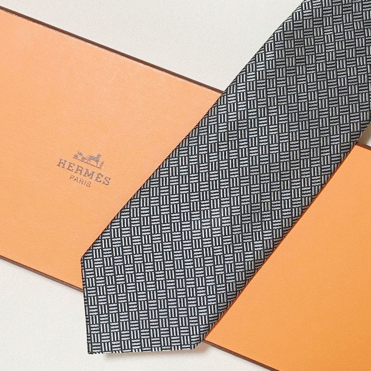 美品 エルメス HERMES ネクタイ シルク フランス製 ダークグレー系 楽天市場】HERMES エルメス ネクタイ TIE メンズ フランス製