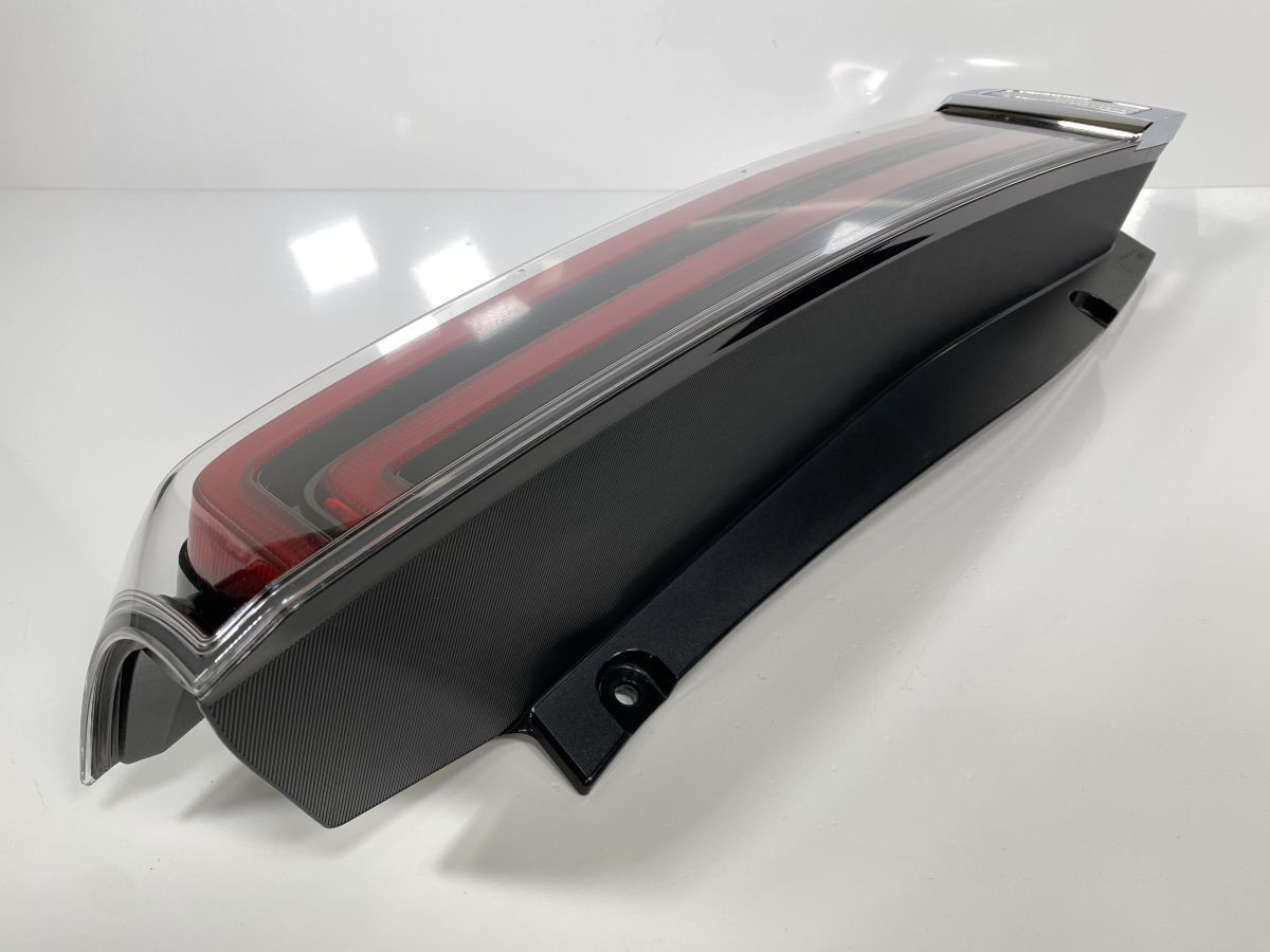 破損キズなし ノア エスクァイア ZRR80G ZWR80G ZRR80W ZWR80W 後期 純正 右テールランプ LED RH 81551-28691 28-242 NR 管理30899 FFCRYSTALESIA_COM