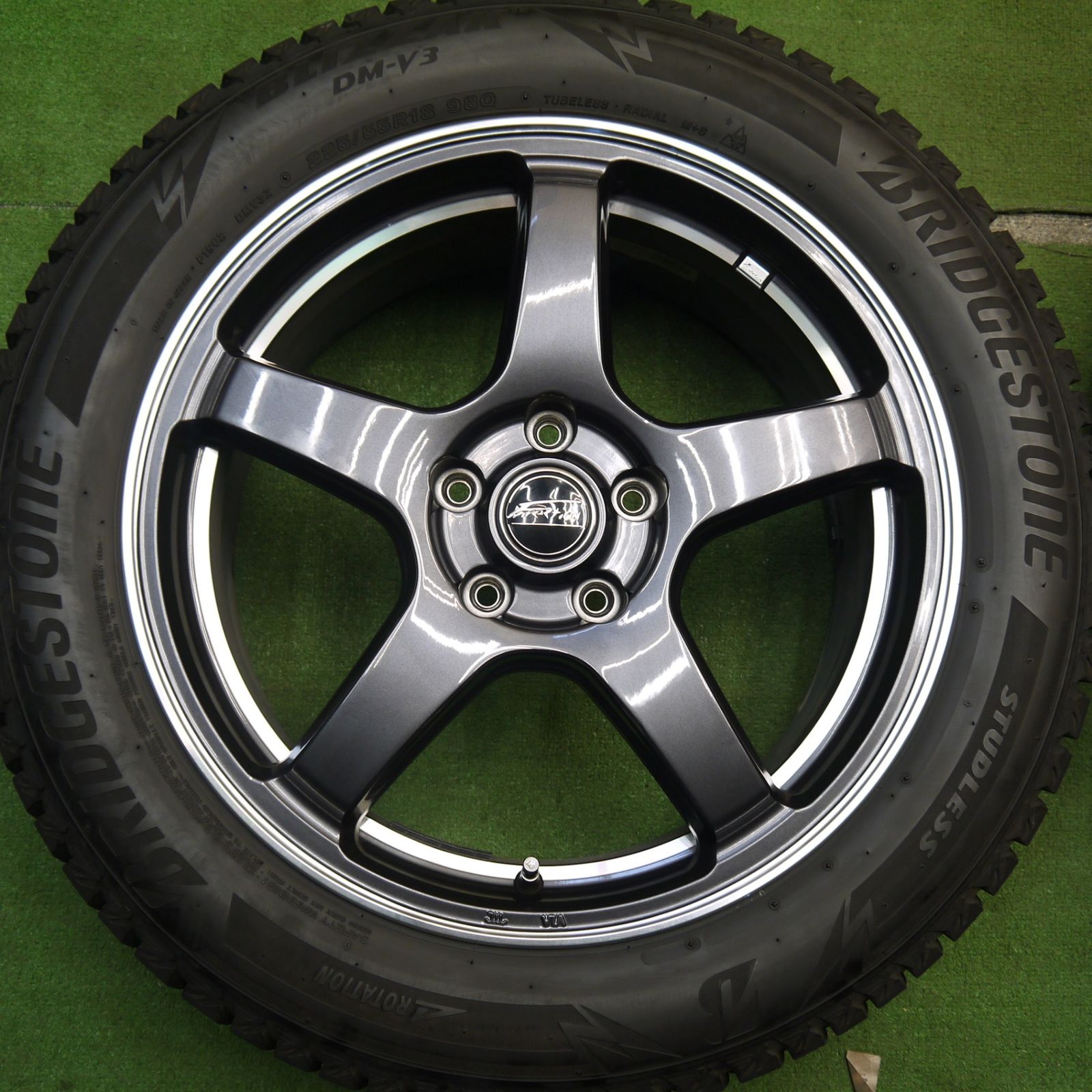 バリ溝 ブリヂストン BLIZZAK DM-V3  225/55R18 2本 BLIZZAK DM-V3 225⁄55R18 98Q｜ブリヂストン タイヤオンラインストア