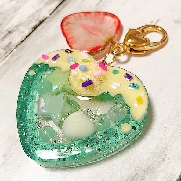 いちごクリームソーダ♡レジン・チャーム・シャカシャカシェイカーキーホルダー♡くま シェイカーキーホルダー シャカシャカ メロンソーダ クリーム