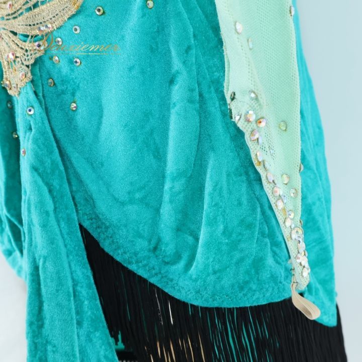 エメラルドグリーン