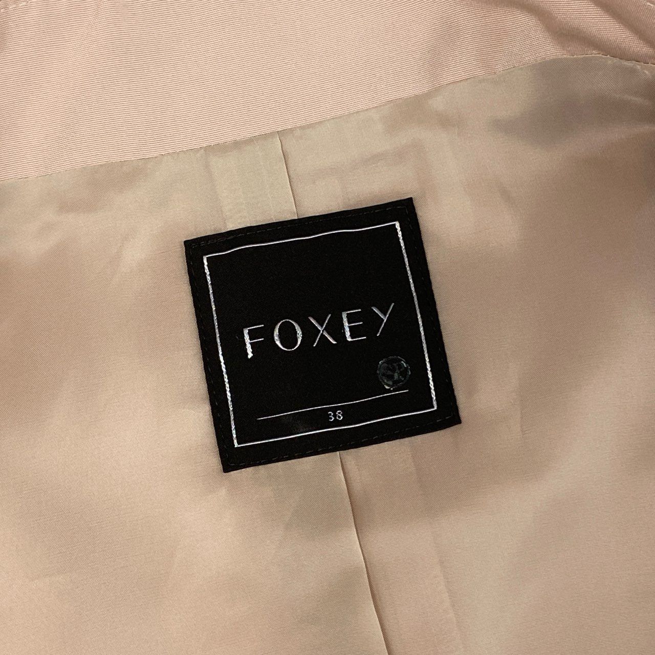 フォクシー　薄ピンク色スプリングコート　トレンチコート　ドライクリーニング済 SLY（スライ）の「BIG COLLAR LIGHT TRENCH ビッグカラー ライト