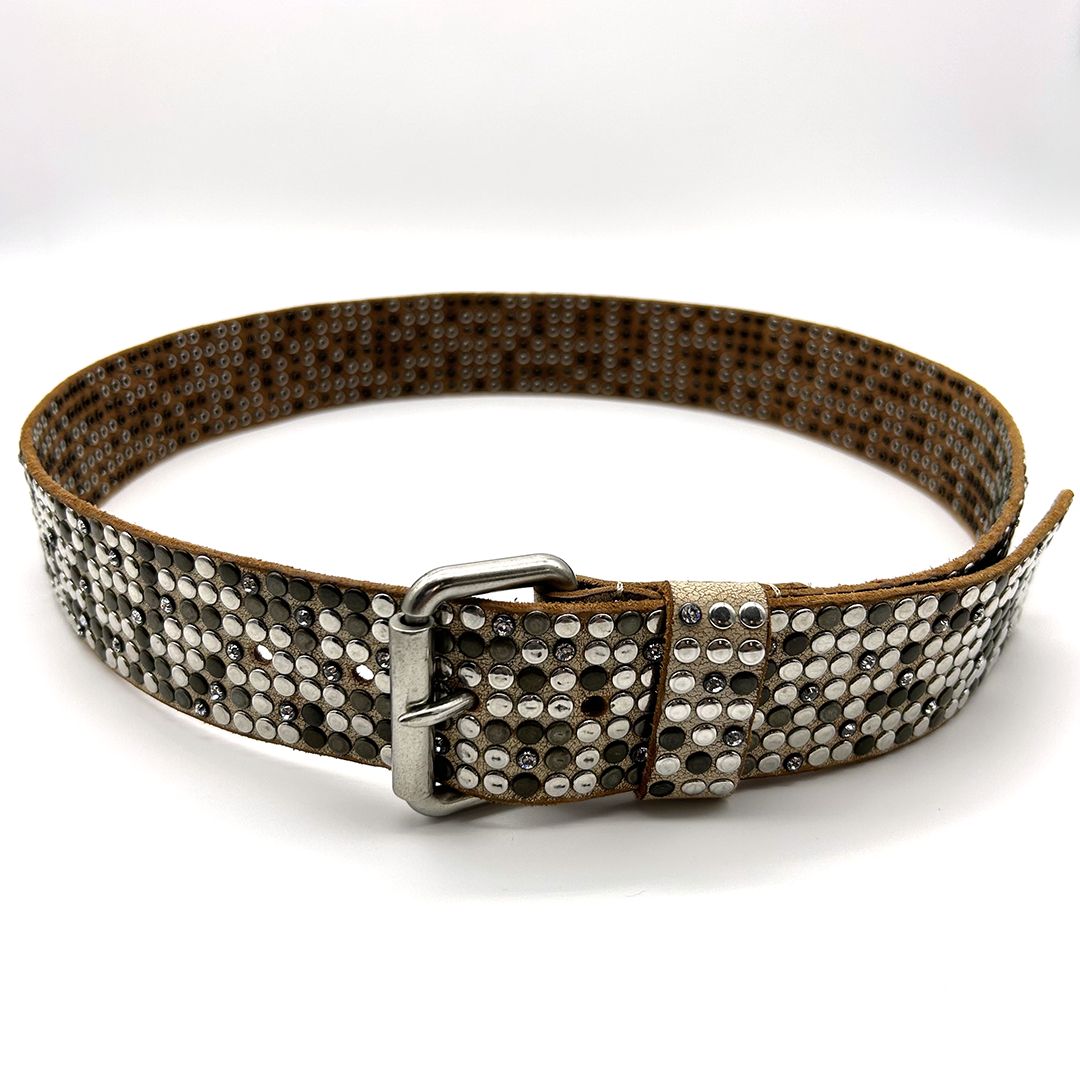 HTC ミリオンスタッズ レザーベルト スワロフスキー - メルカリ 