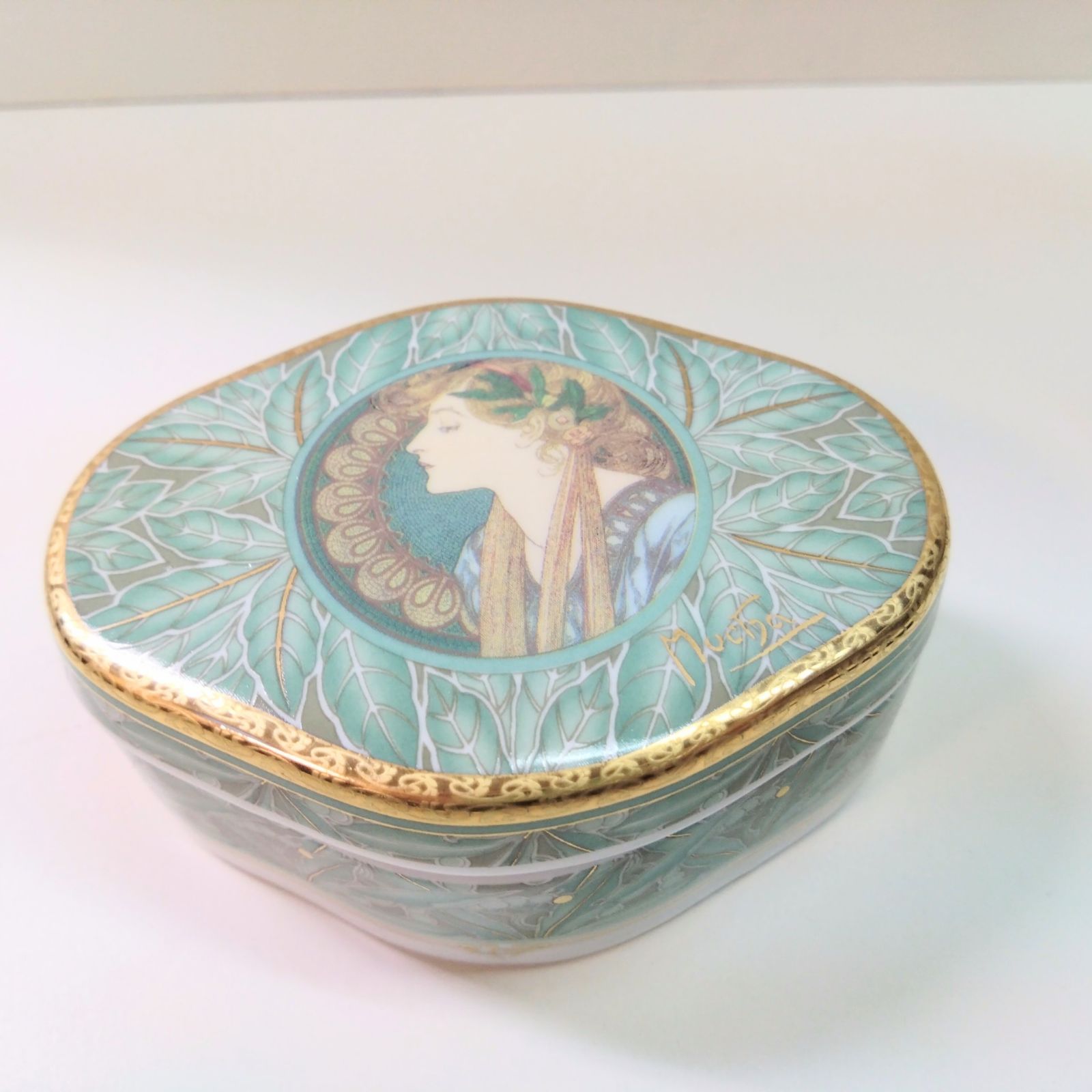 【フッチェンロイター】アルフォンス・ミュシャ 陶器の飾り アルフォンヌ ミュシャ カップ＆ソーサ 花柄 1客 | 熊谷市の金井産業