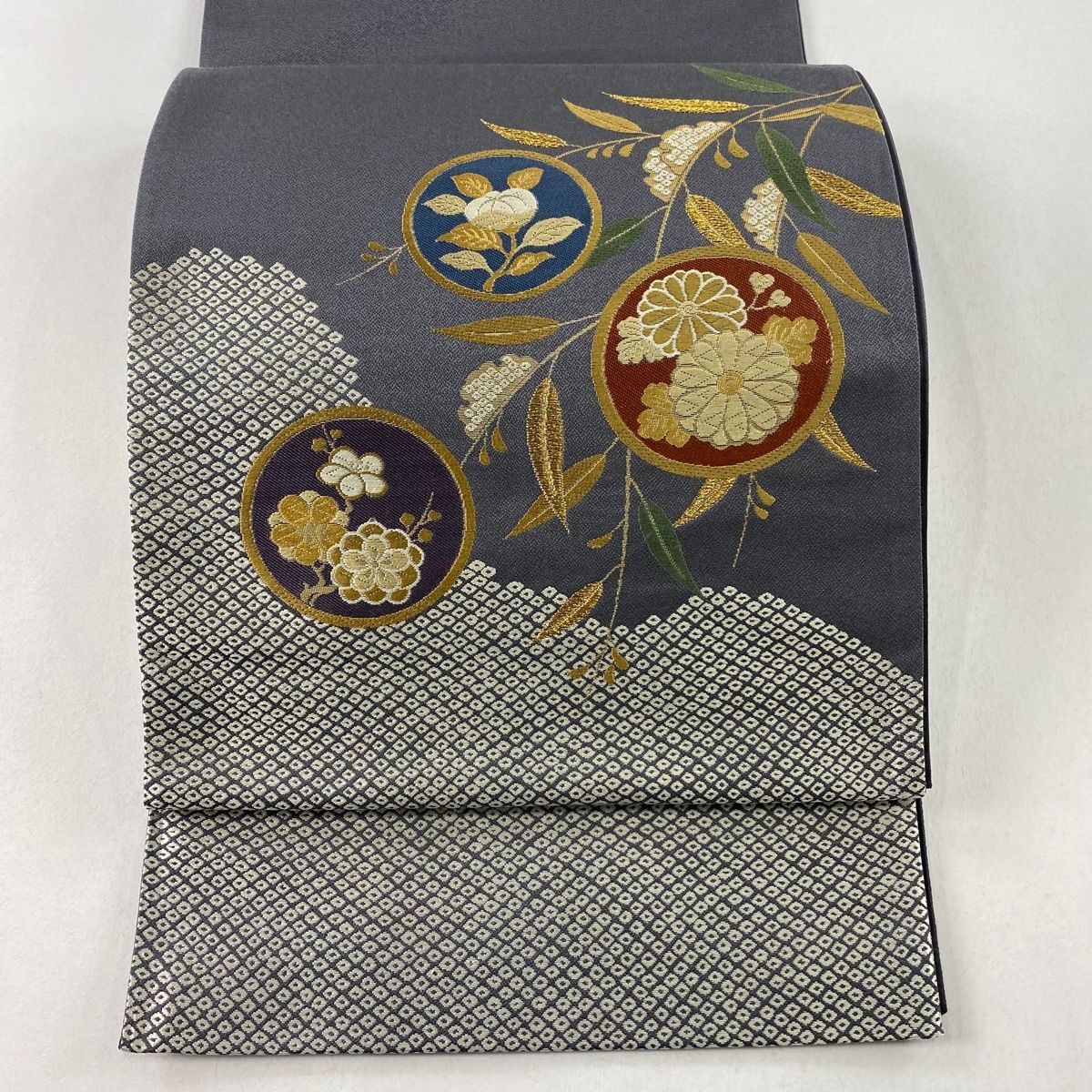 袋帯 秀品 霞 箔散らし 金銀糸 灰白 お太鼓柄 正絹 中古 袋帯 秀品 山並み 箔散らし 金銀糸 灰白 お太鼓柄 正絹 中古 袋帯 美品