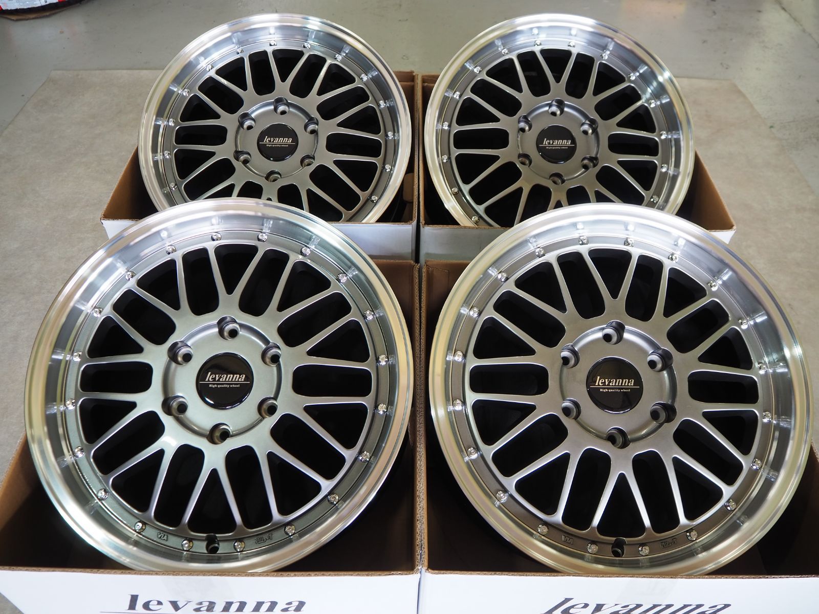 深リム メッシュ ハイパーブラック levanna V10LTH 18inch 7.0J 6-139.7+38 ハイエース レジアス専用ホイール　 メッキナット付