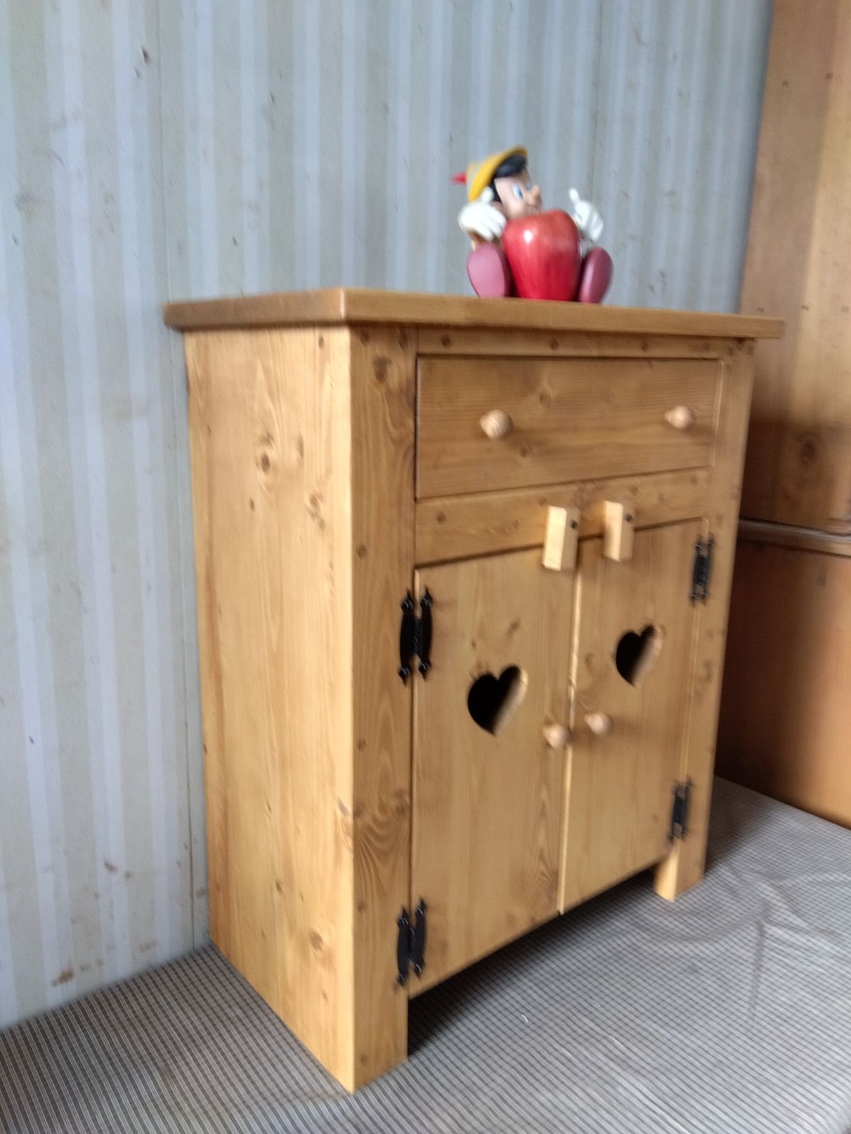 カントリーキャビネット