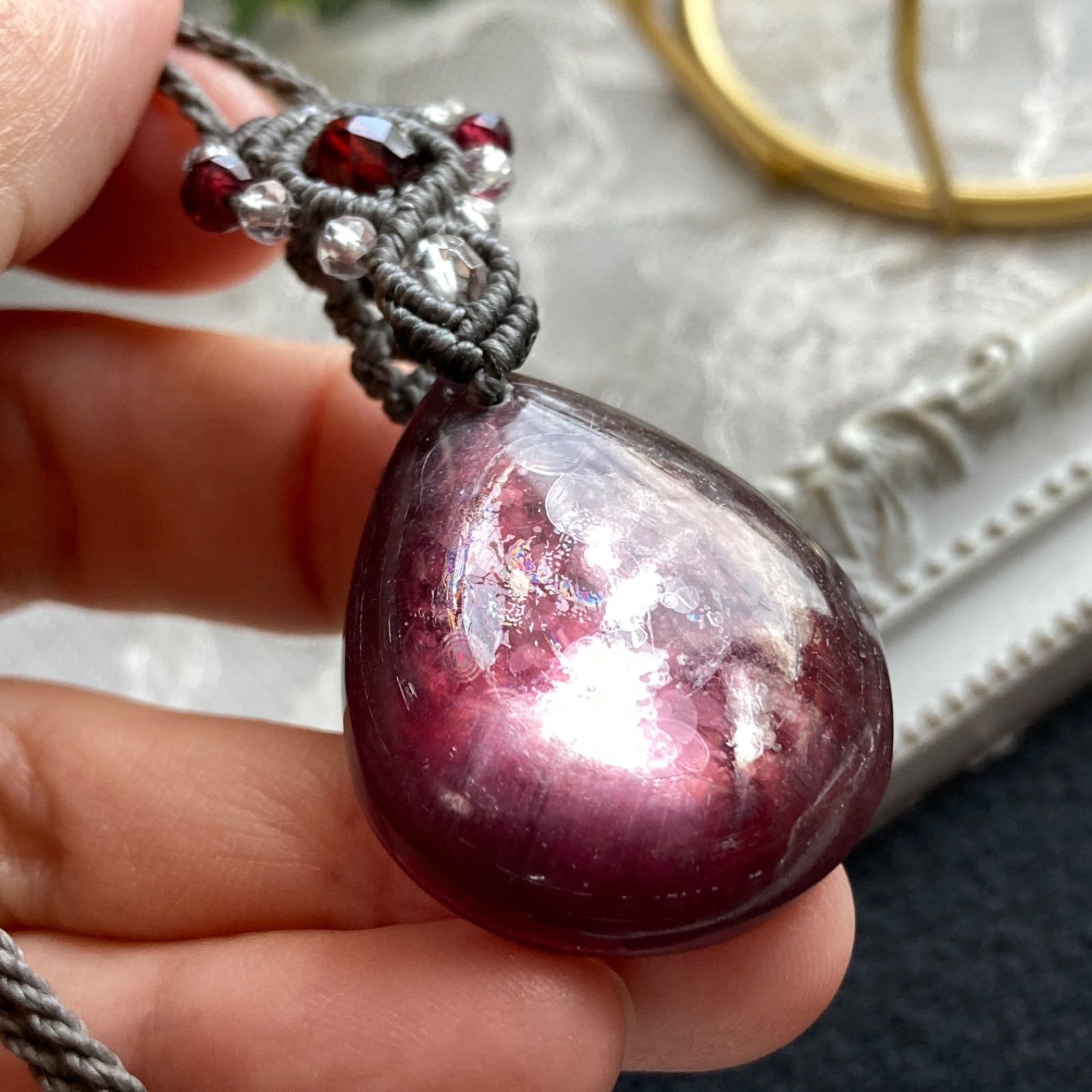 レピドライト＆ガーネットのマクラメ編みネックレス　ペンダント　天然石 レピドライト＆ガーネットのマクラメ編みネックレス ペンダント 天然石