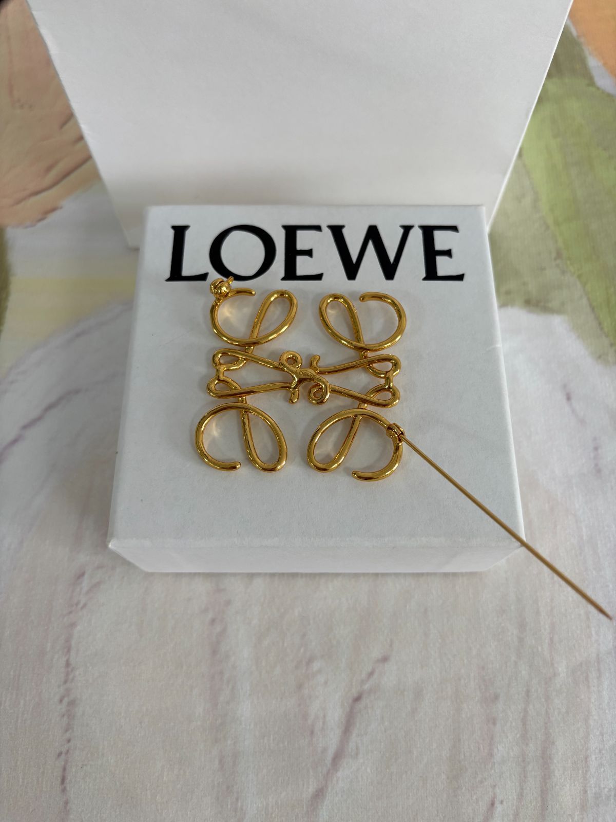 大人気! 実物 LOEWE ロエベ アナグラム ブローチ【箱付き