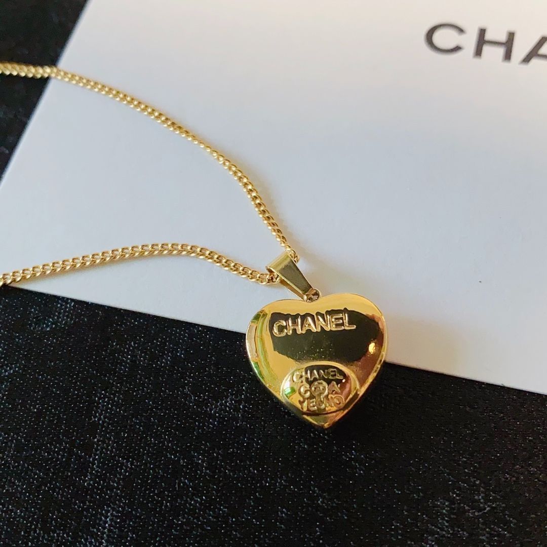 ピンクハートとブラックCCのコントラストが◎ CHANEL ネックレス ピンクハートとブラックCCのコントラストが◎ CHANEL ネックレス