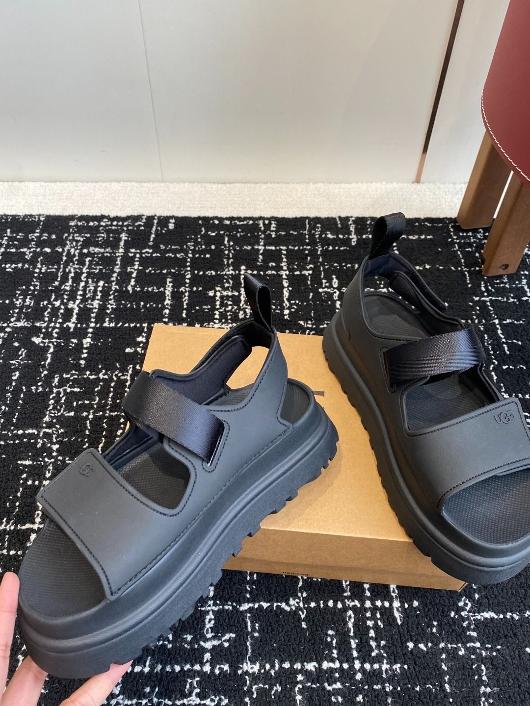 UGG マジックテープ 黒色 女性サンダル 37サイズ 新品未使用 元箱付き