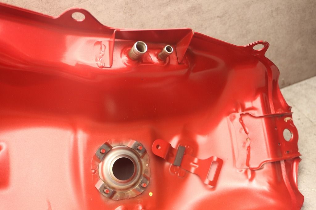 ホンダ 純正 未使用 CBF125(21年) 燃料タンク 赤 底部固定用金属