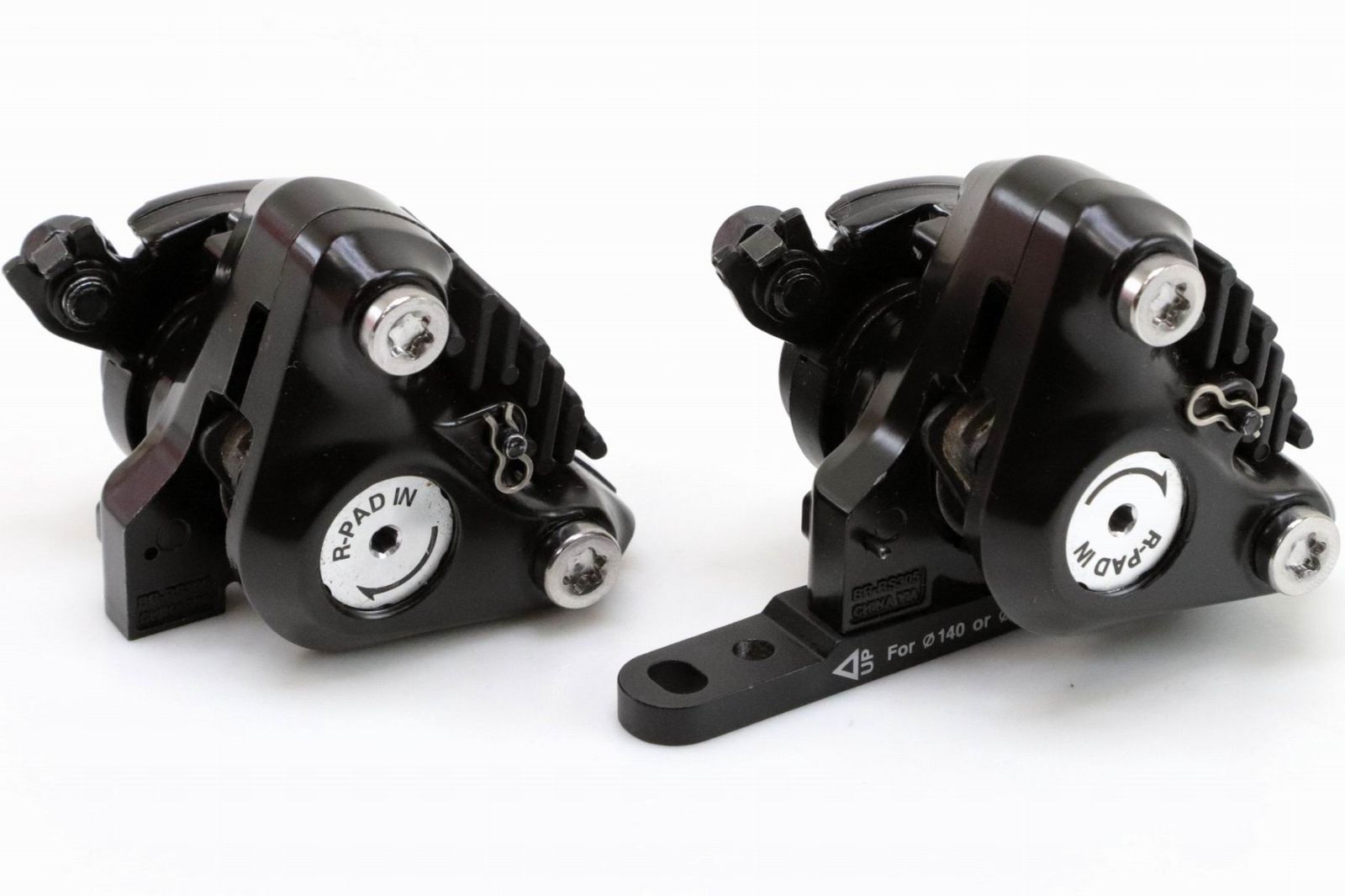 モードスタイル シマノ SHIMANO 軽量 ワイヤ式 フラットマウント メカニカルディスクブレーキ キャリパー BR-RS305-F R 前後 ローター無 L05A-RF レジン フィン付きパッド ブラック EBRRS305RDRF EBRRS305F4RF