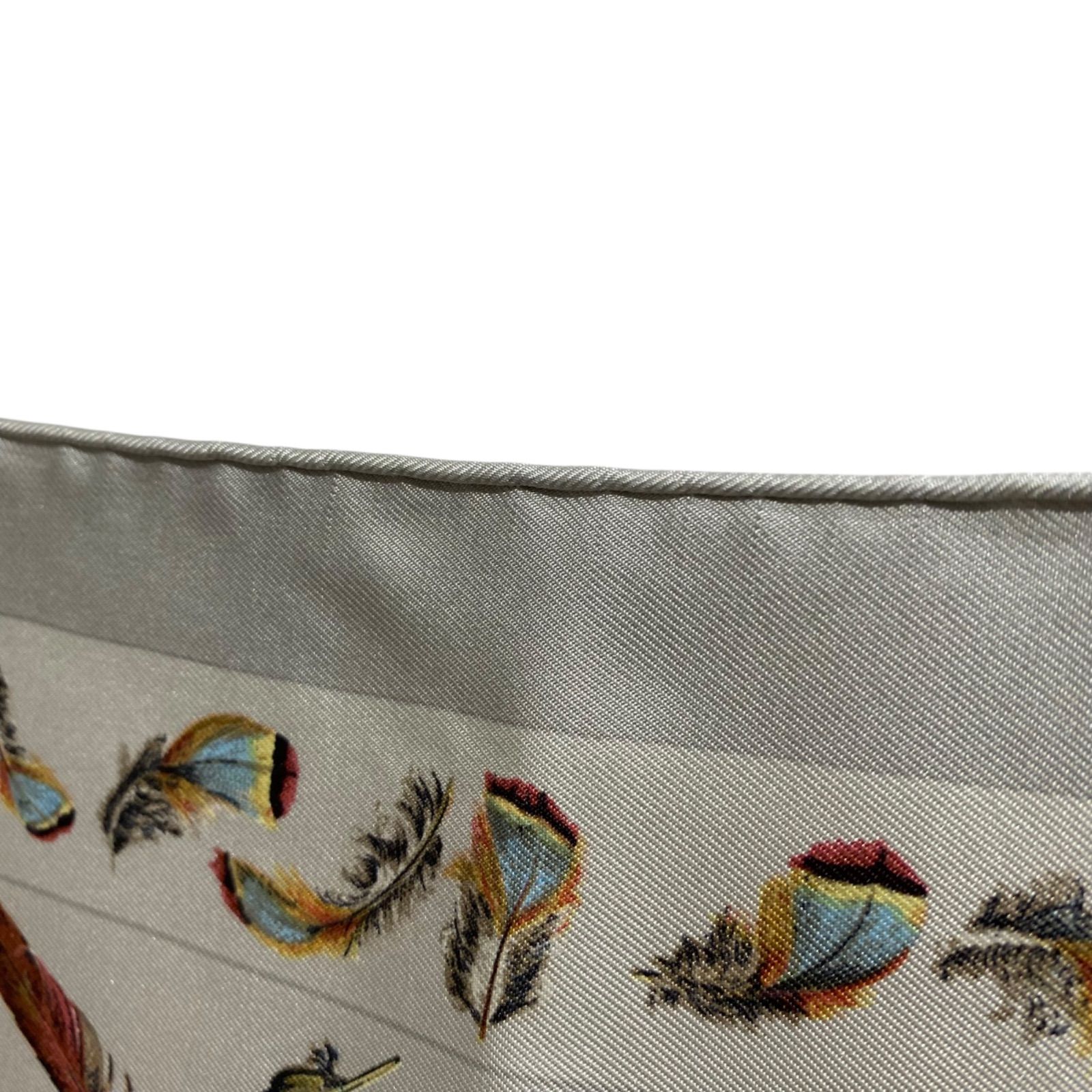 Hermès PLUMES プチカレ羽根プリント スカーフ　カレ45 エルメスス カレ45 LES PLUMES シルクスカーフ プリュム 羽根