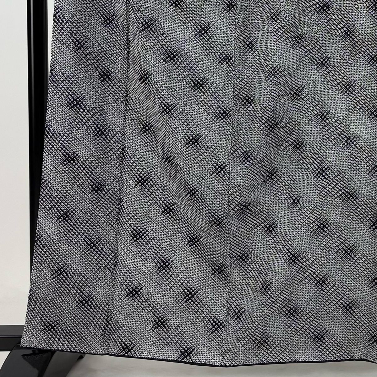 小紋 身丈161.5cm 裄丈63cm S 袷 幾何学 絞り 黒 正絹 秀品