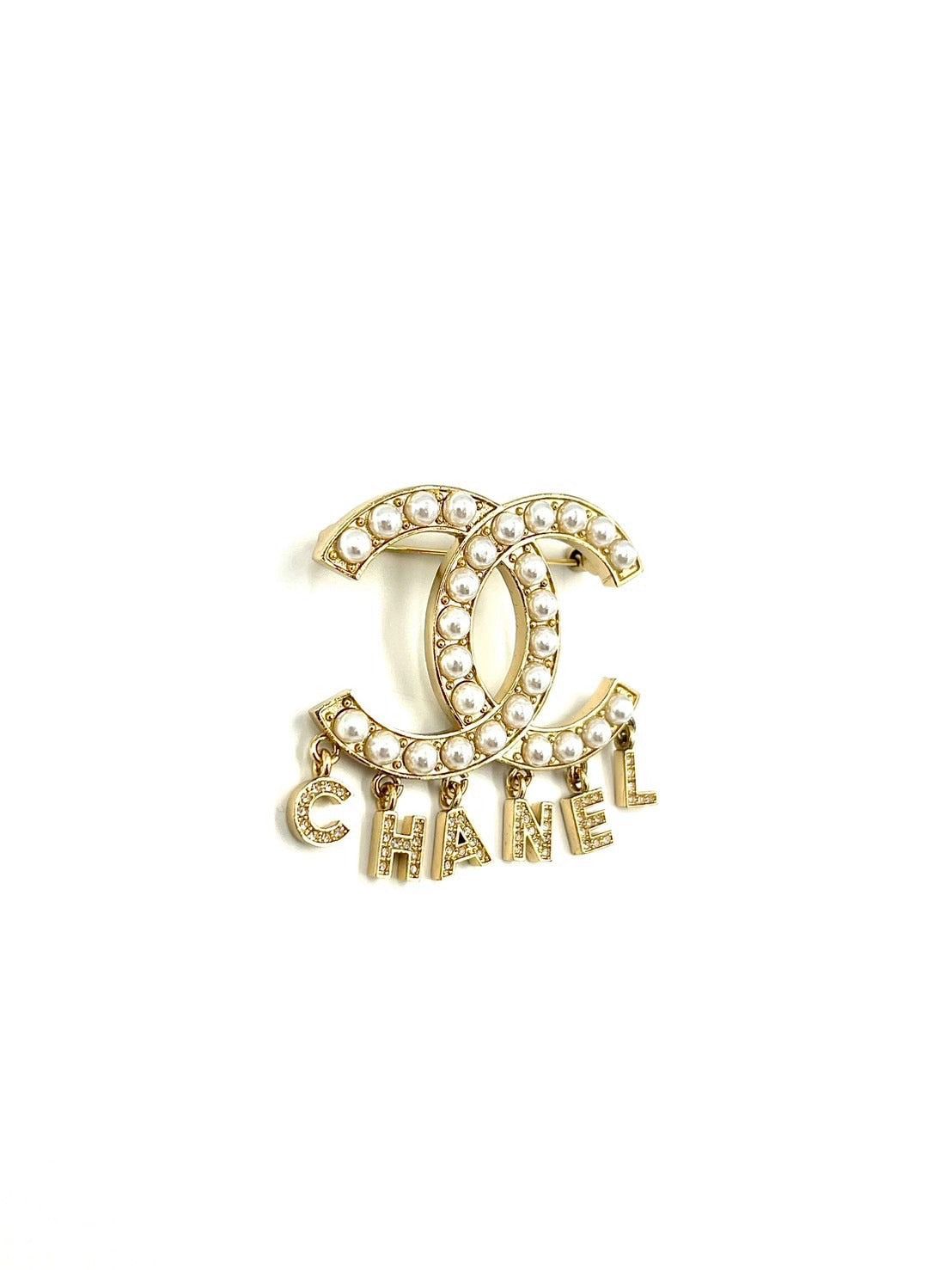 CHANEL ロゴチャームパールブローチ