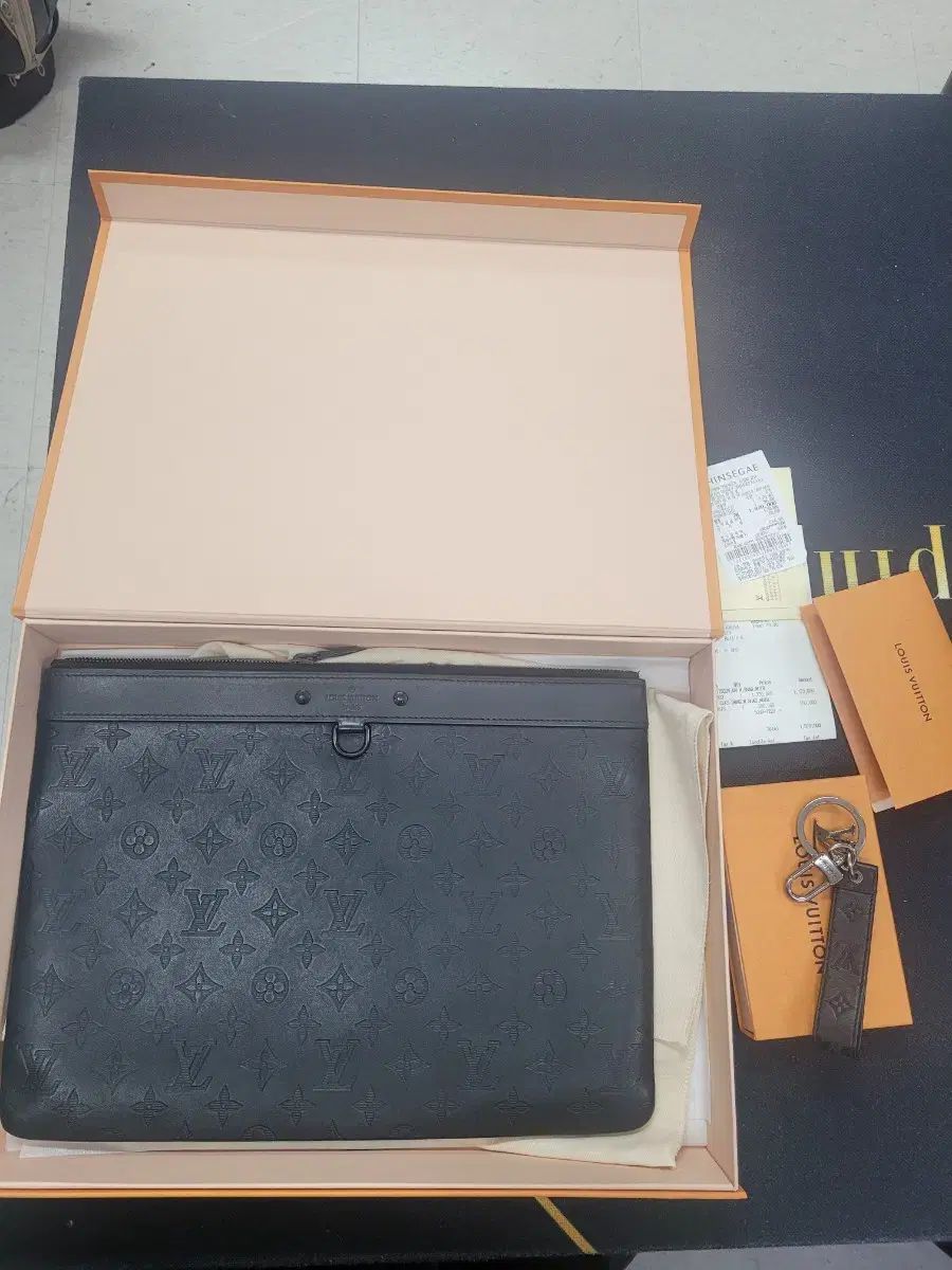 Louis Vuitton ルイヴィトン シャドー クラッチ ＋ キーリング