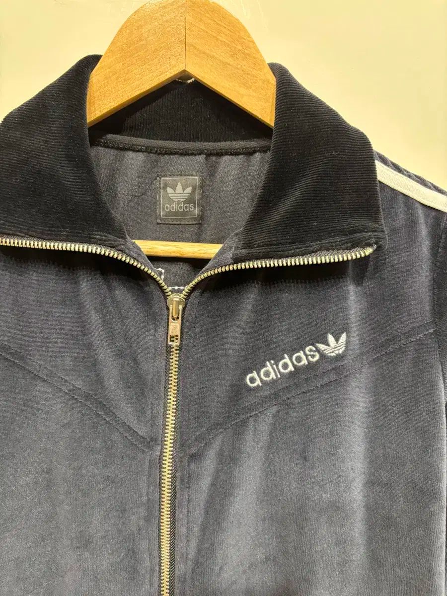 永続的な adidas アディダス ベロア トラックトップス ネイビー