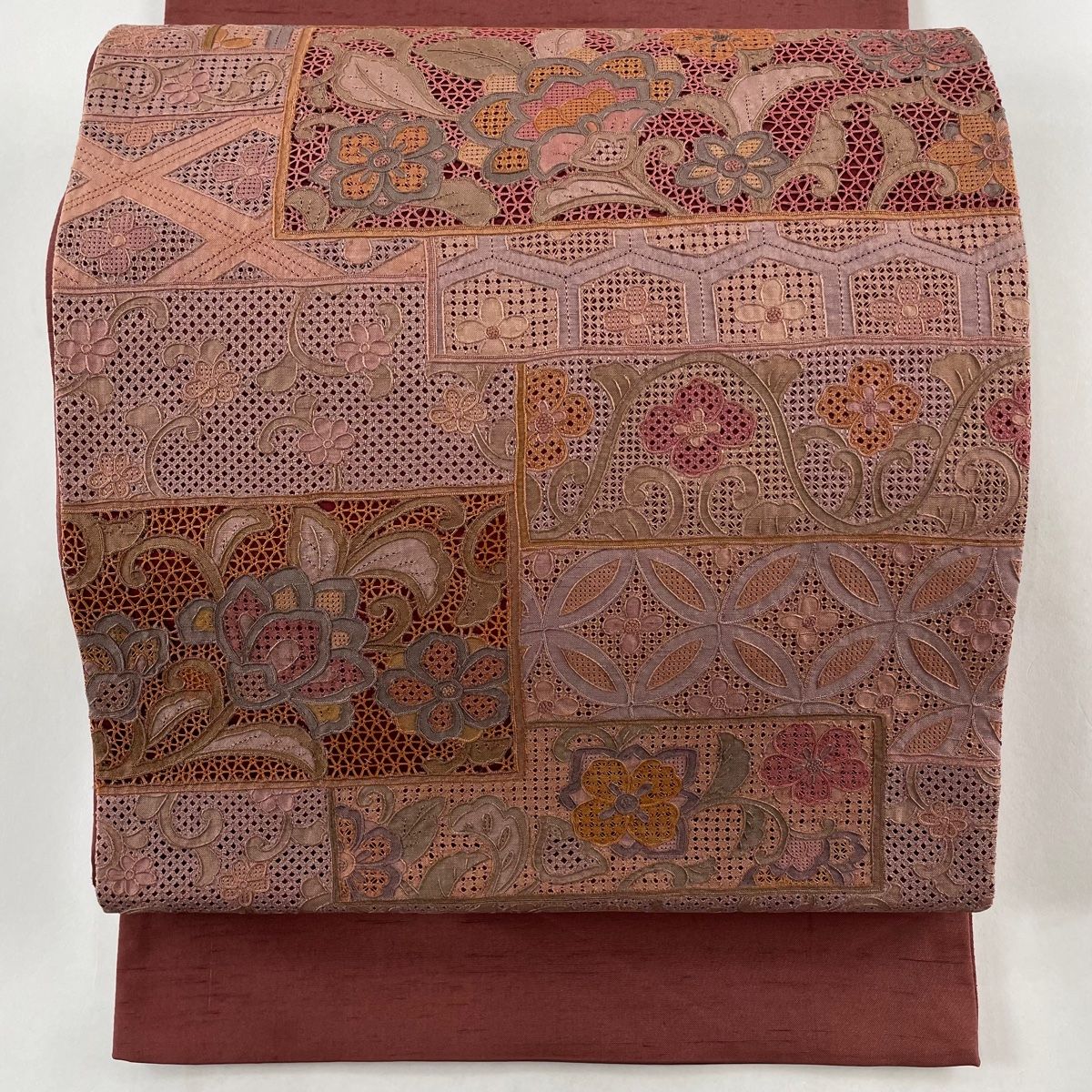 ［お太鼓柄］　袋帯　中古美品　438cm O-133 袋帯 袋帯 美品 名品 お太鼓柄 正絹 秀品 紬地 花唐草 七宝 刺繍