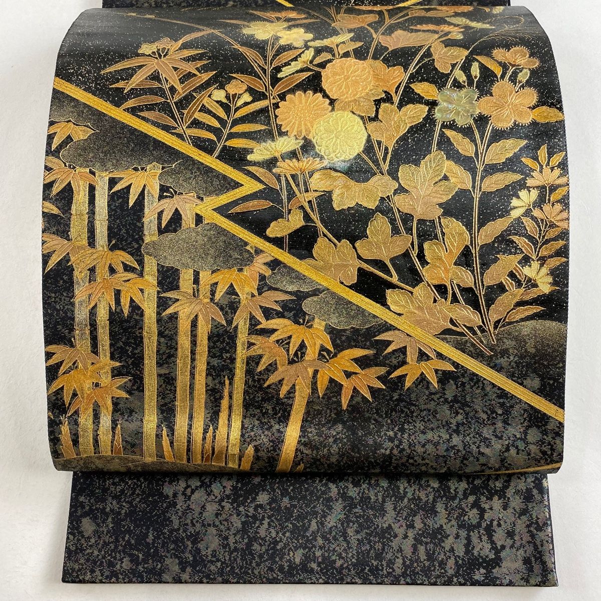 袋帯 美品 秀品 華文 草花 金銀彩 金色 お太鼓柄 正絹 【中古】