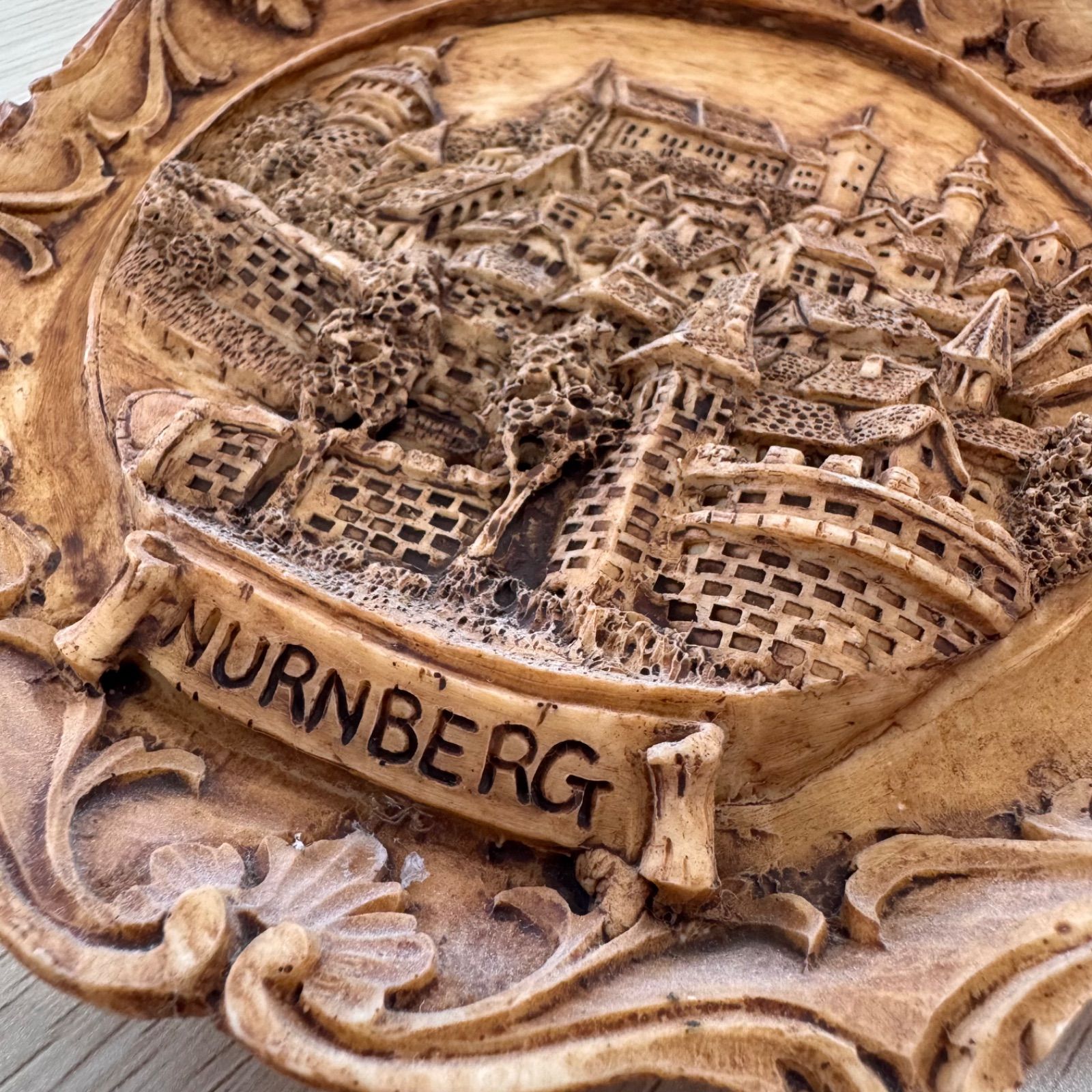 木彫り壁掛けオブジェ大型 木彫 壁掛けオブジェ 街並み NURNBERG - メルカリ