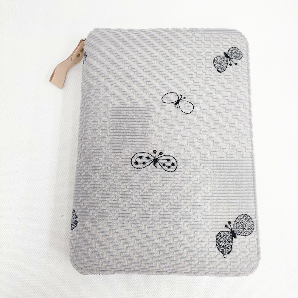 mina perhonen ほぼ日 choucho land puzzle カズン A5サイズ 刺繍 手帳カバー ライトグレー レディース ミナペルホネン ほぼ日 5-0915G◎