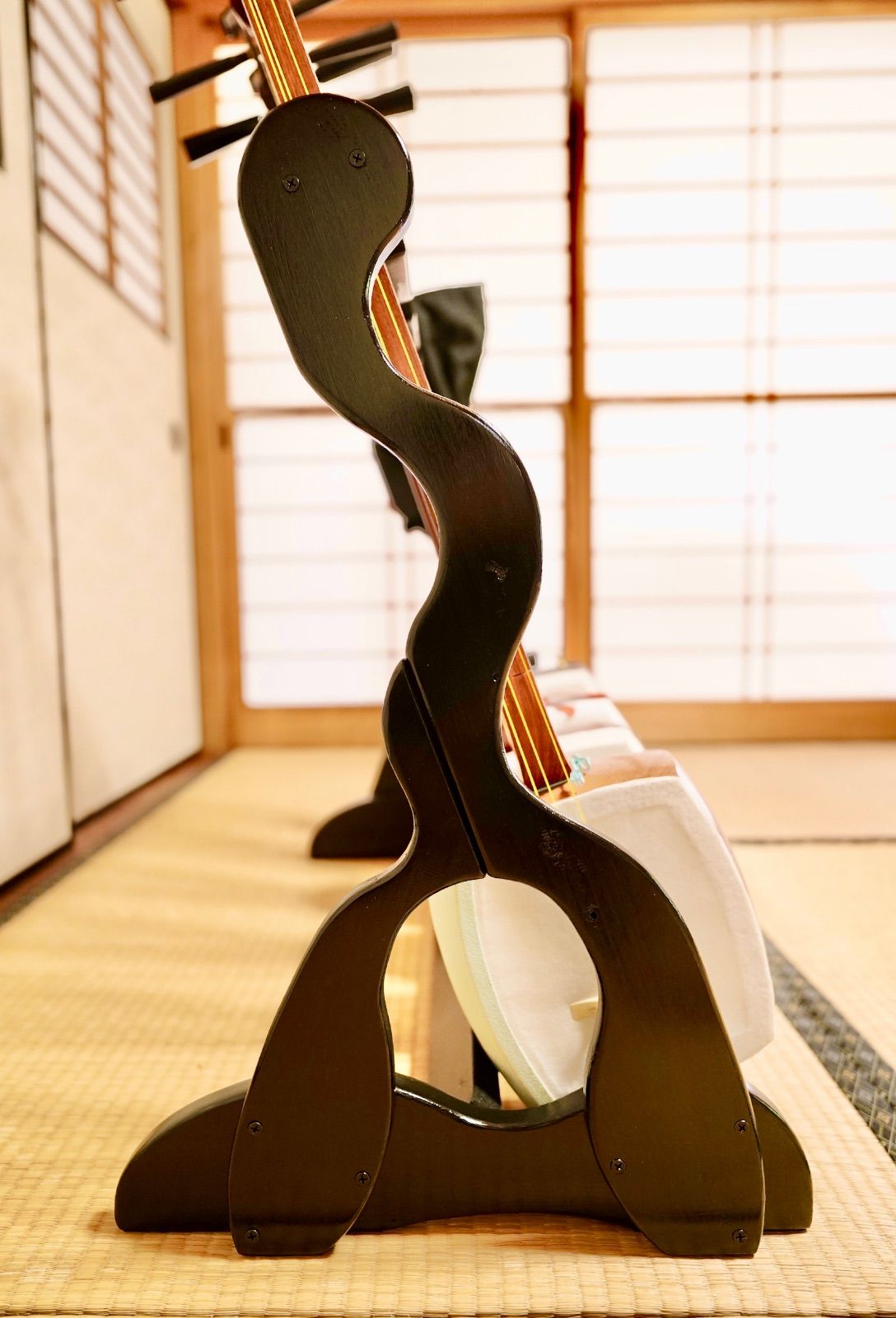１台 手作り木工 木製三味線スタンド 黒漆仕上げ ５丁掛け WWW_TRAVELLANDINDIA_COM