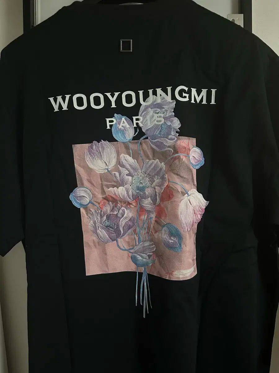 WOOYOUNGMI(ウーヨンミ) フラワー バックロゴ 半袖 新製品販売