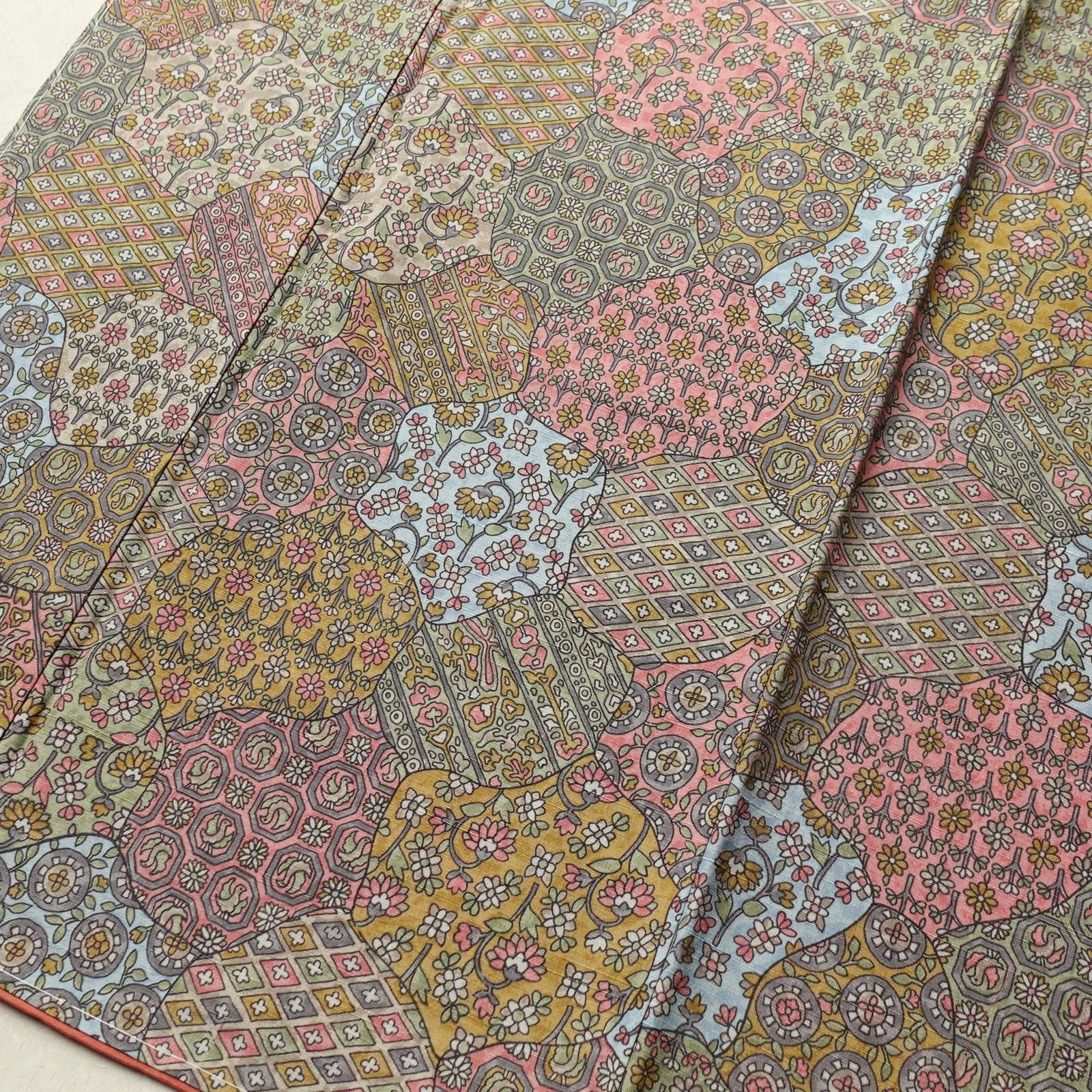 中古 大島紬 良品 証紙あり しつけ糸付き 正絹 幾何学柄・抽象柄 袷仕立て 身丈161cm 裄丈63.5cm 黒 中古 紬 良品 しつけ糸付き 正絹 幾何学柄・抽象柄 袷仕立て 身丈160.5