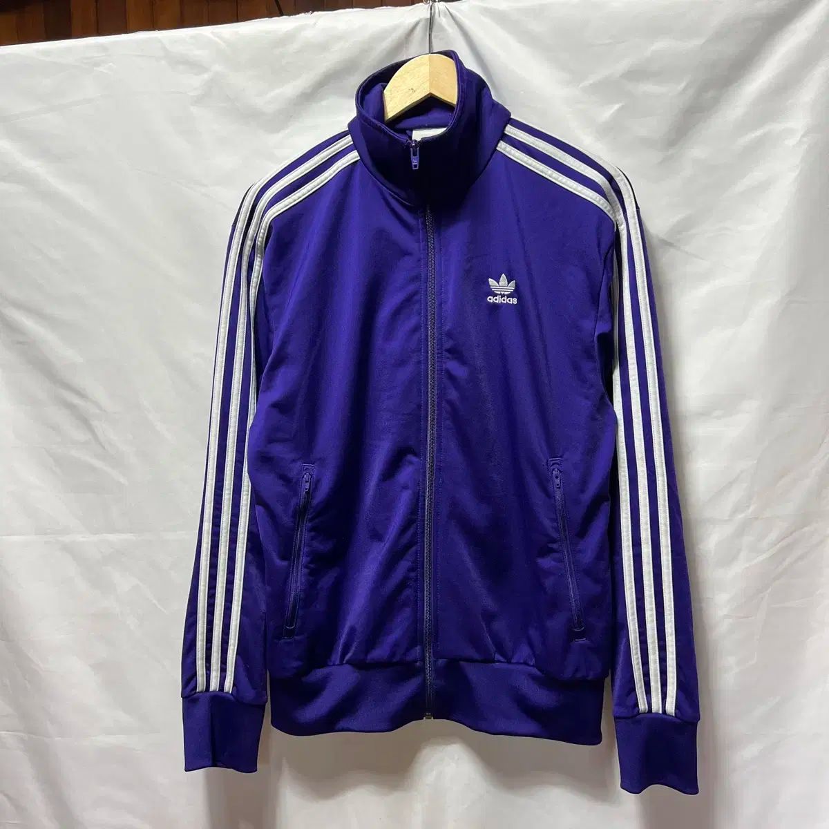 L adidas
