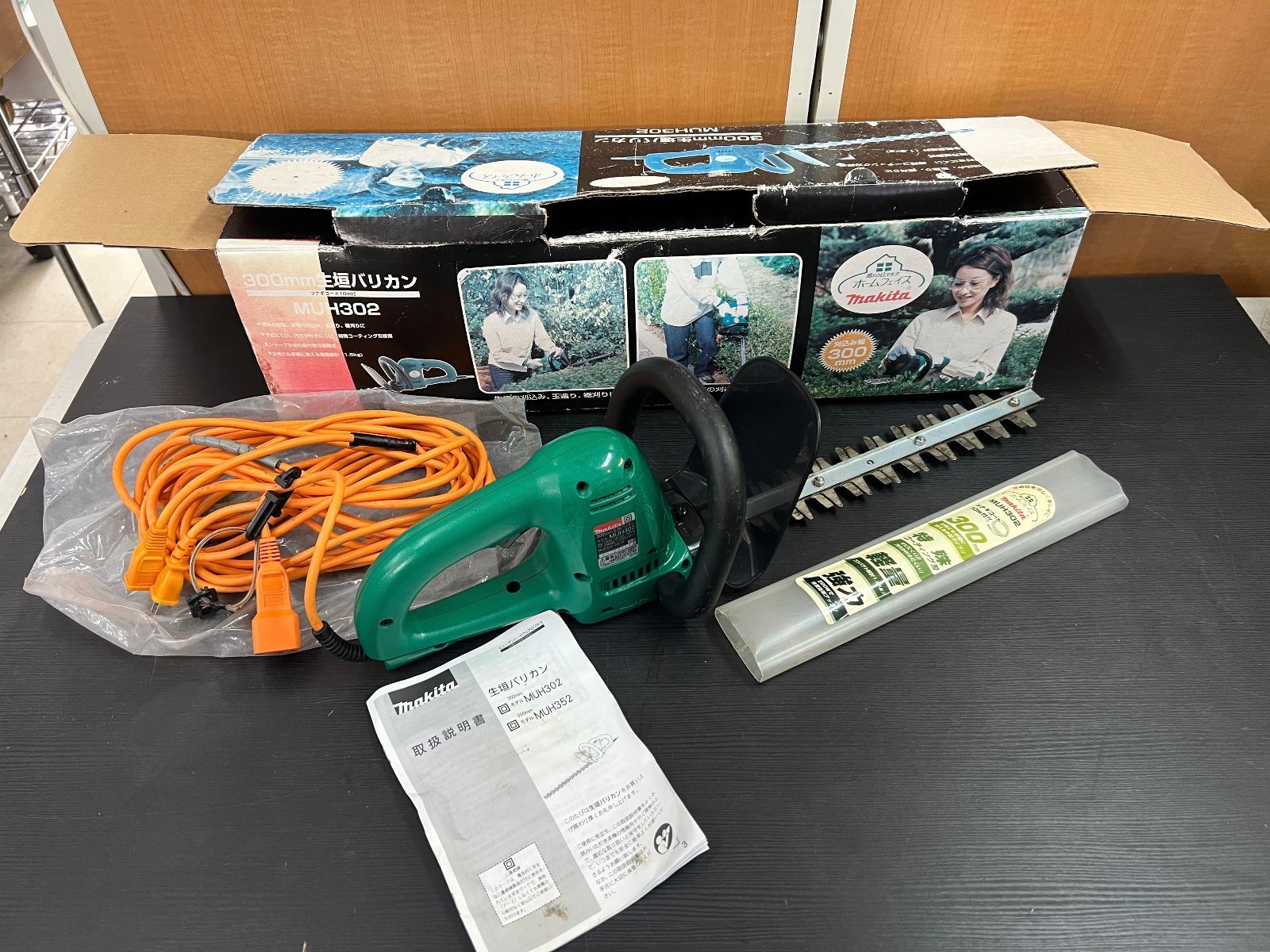 中古美品 makita マキタ 生垣 バリカン 刈込み 玉造り 裾刈り 刈り込み幅300mm○「管理No.F11142」 - メルカリ