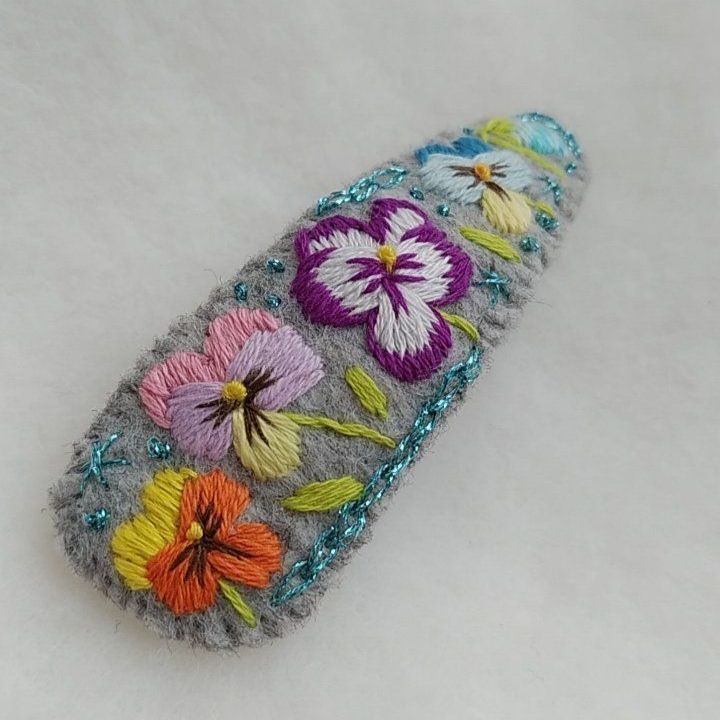 グレーパンジー刺繍☆5センチヘアクリップ