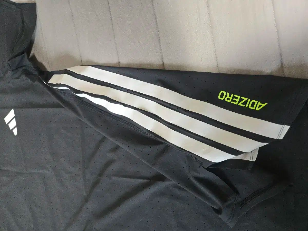 アディゼロ 実行しています 半袖Tシャツ