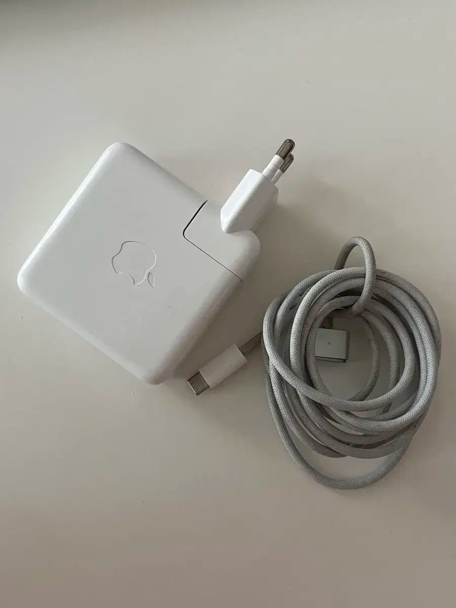 マックブック プロ 14 インチ アップル 充電器