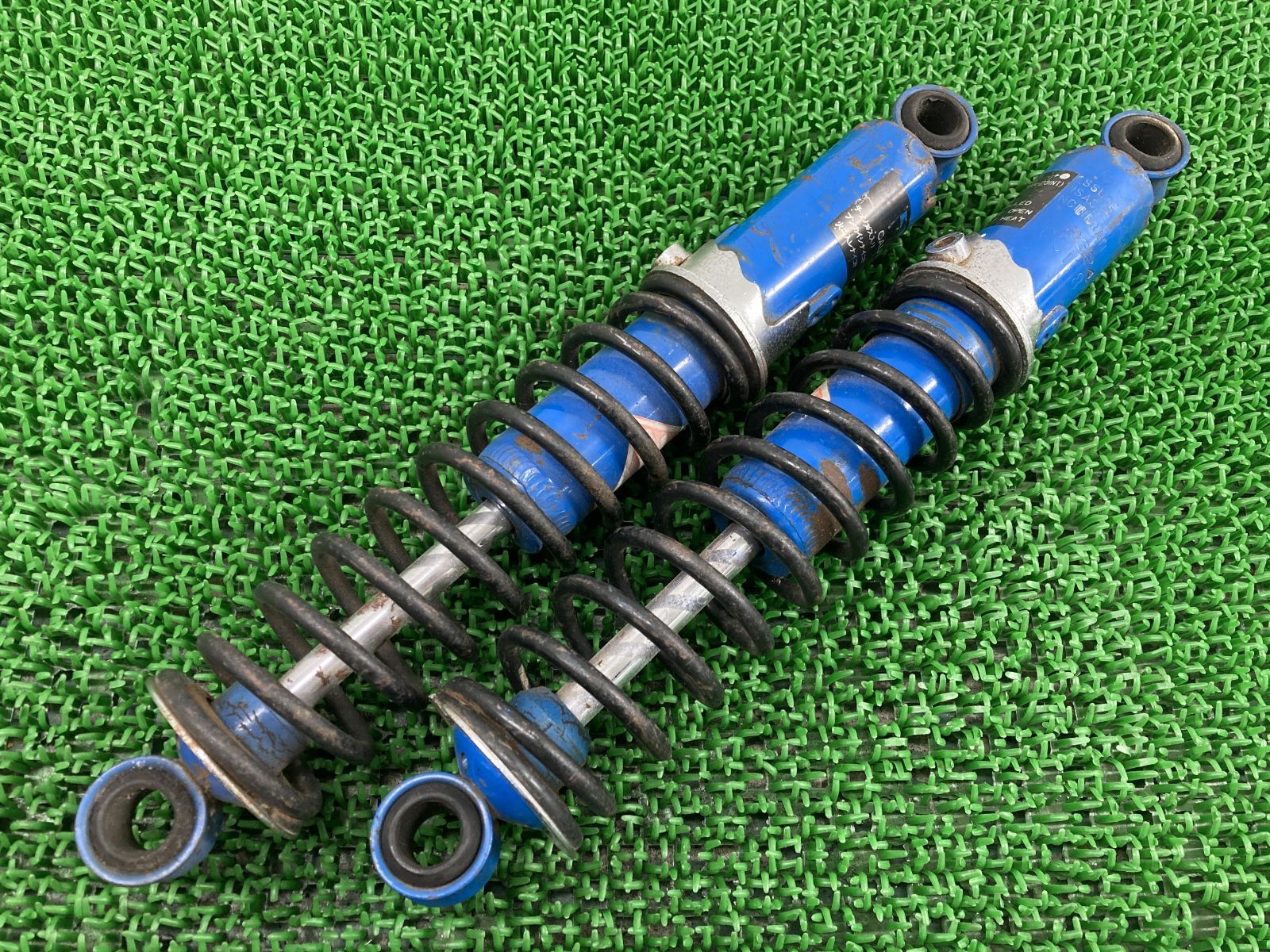 KYB製ゴリラ リアサスペンション 左右 2324/00108 Z50J-1317*** 社外 中古 Z50J-1317 GORILLA Monkey  ピッチ305mm カスタム素材に 品薄 - メルカリ