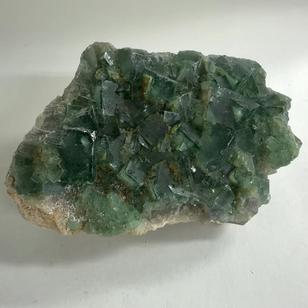 E31613 強い蛍光 マダガスカル産 蛍石 クラスター フローライト 蛍光鉱物 天然石 鉱物 原石 パワーストーン