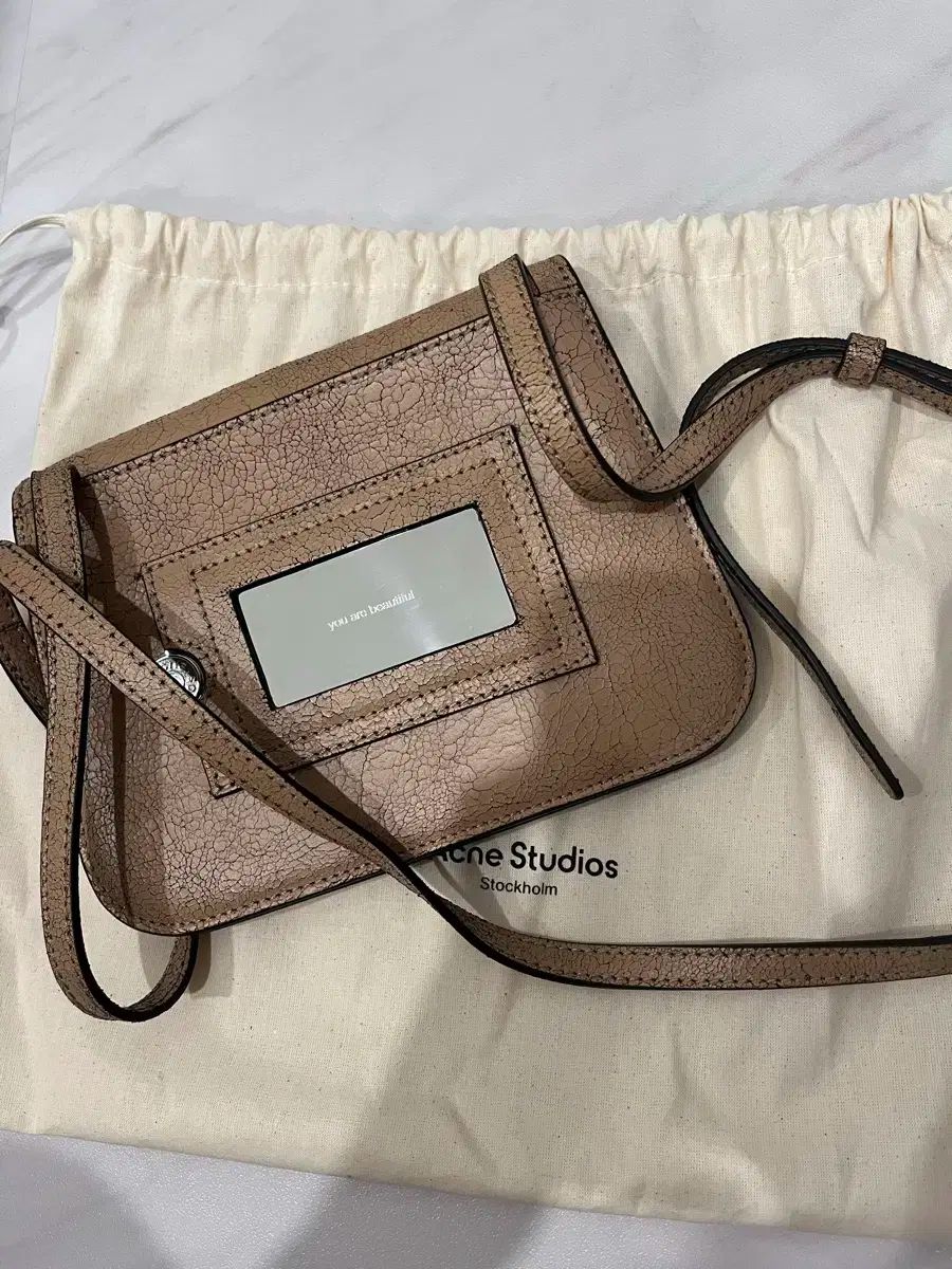 Acne Studios クラックフィニッシュ ロゴワッペン フラット クロスバック DECORATOM_COM_BR