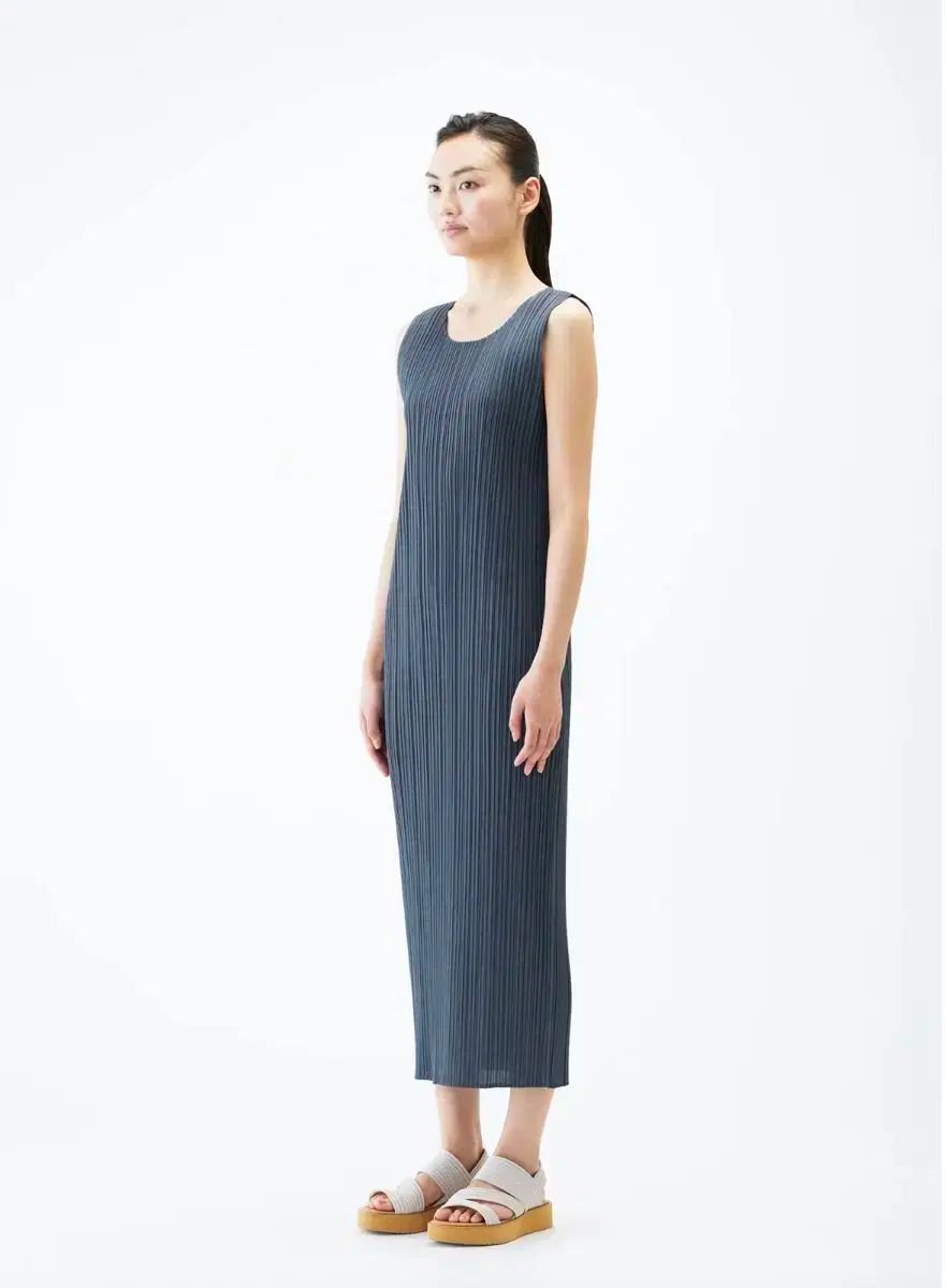 PLEATS PLEASE