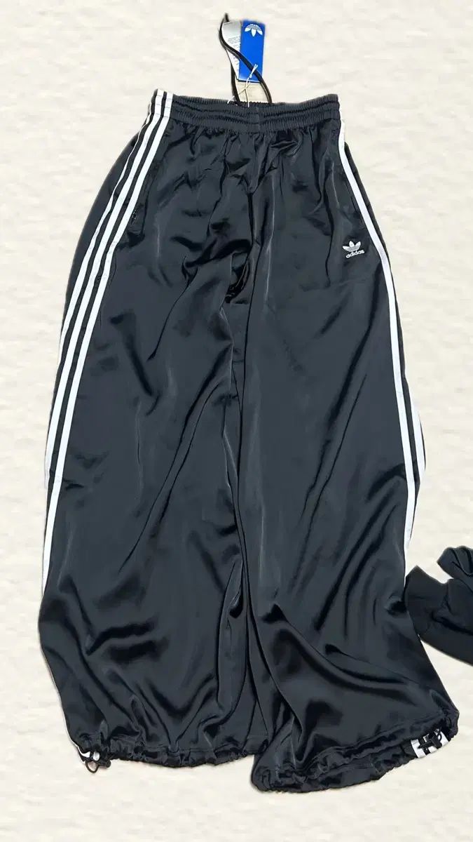 アディダス トラックパンツ 裾シャーリング