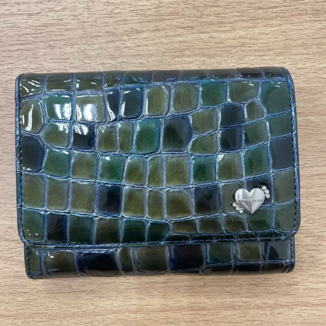 ほぼ未使用 COCCO FIORE 折財布 緑 グリーン クロコ調 MID6925