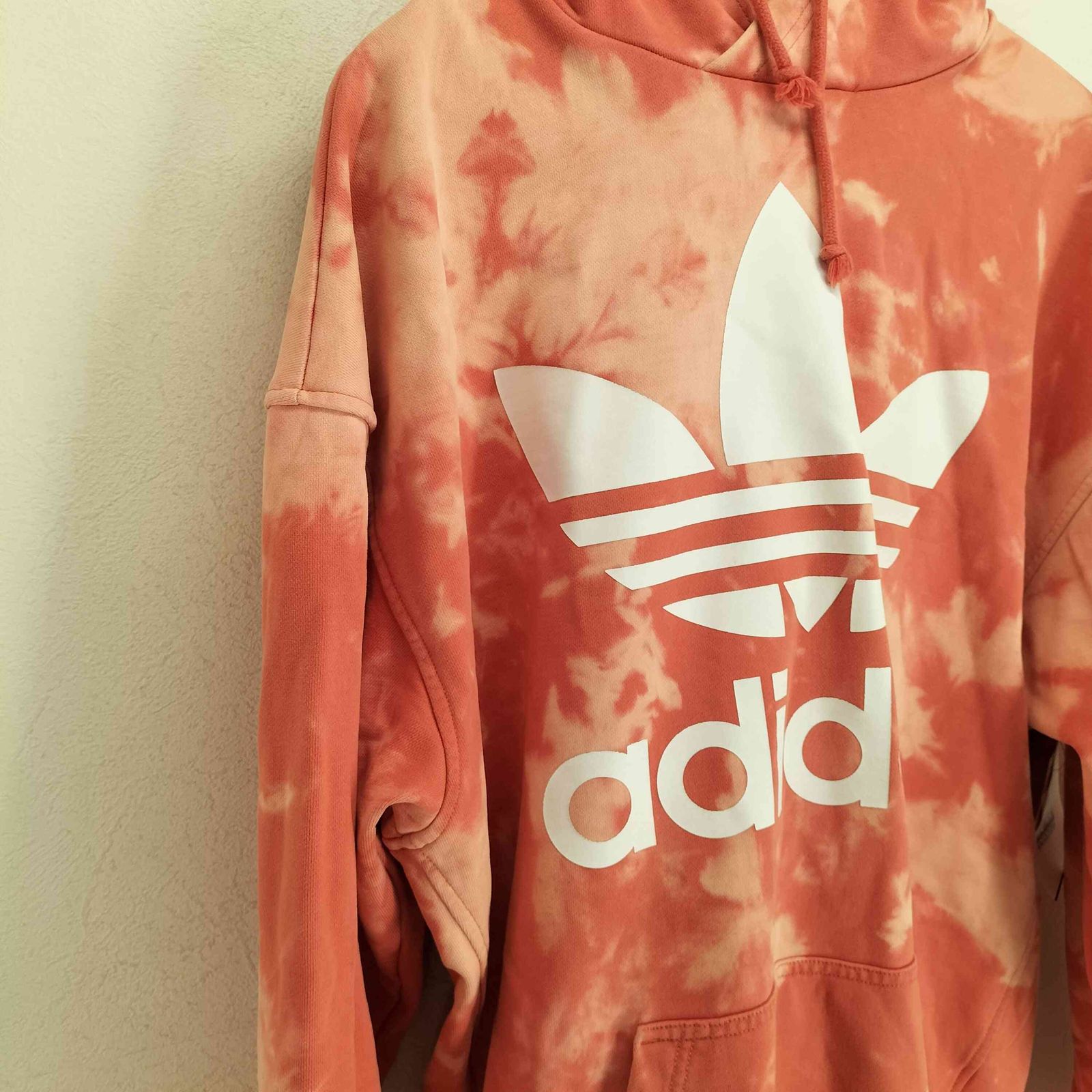 アディダス adidas ロゴプリントタイダイ染プルオーバーパーカー 