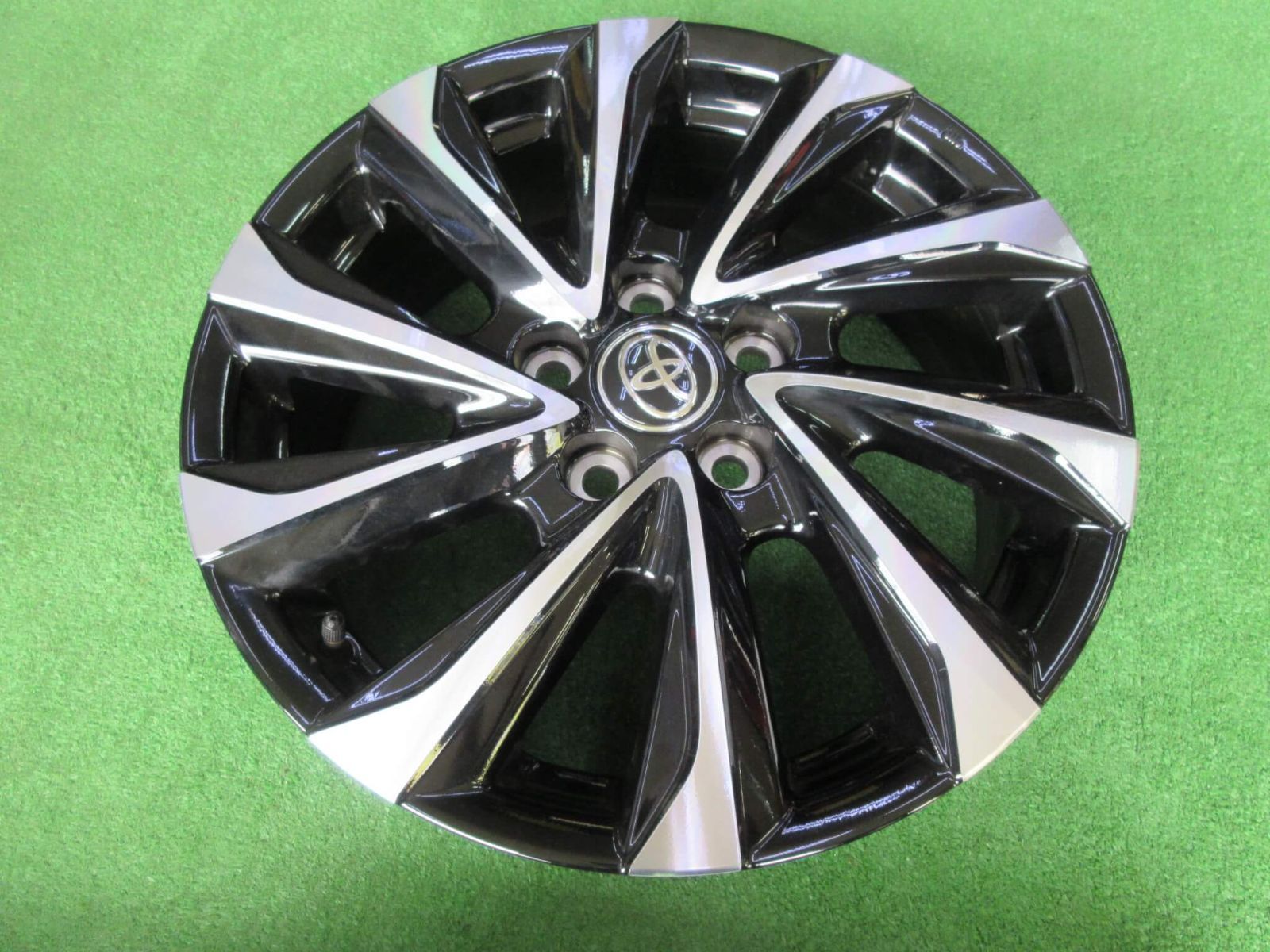 トヨタ 90系ノアＳ-Ｚ純正ホイール 6J-17 5H114.3 40 目立った傷も無く程度良好です♪