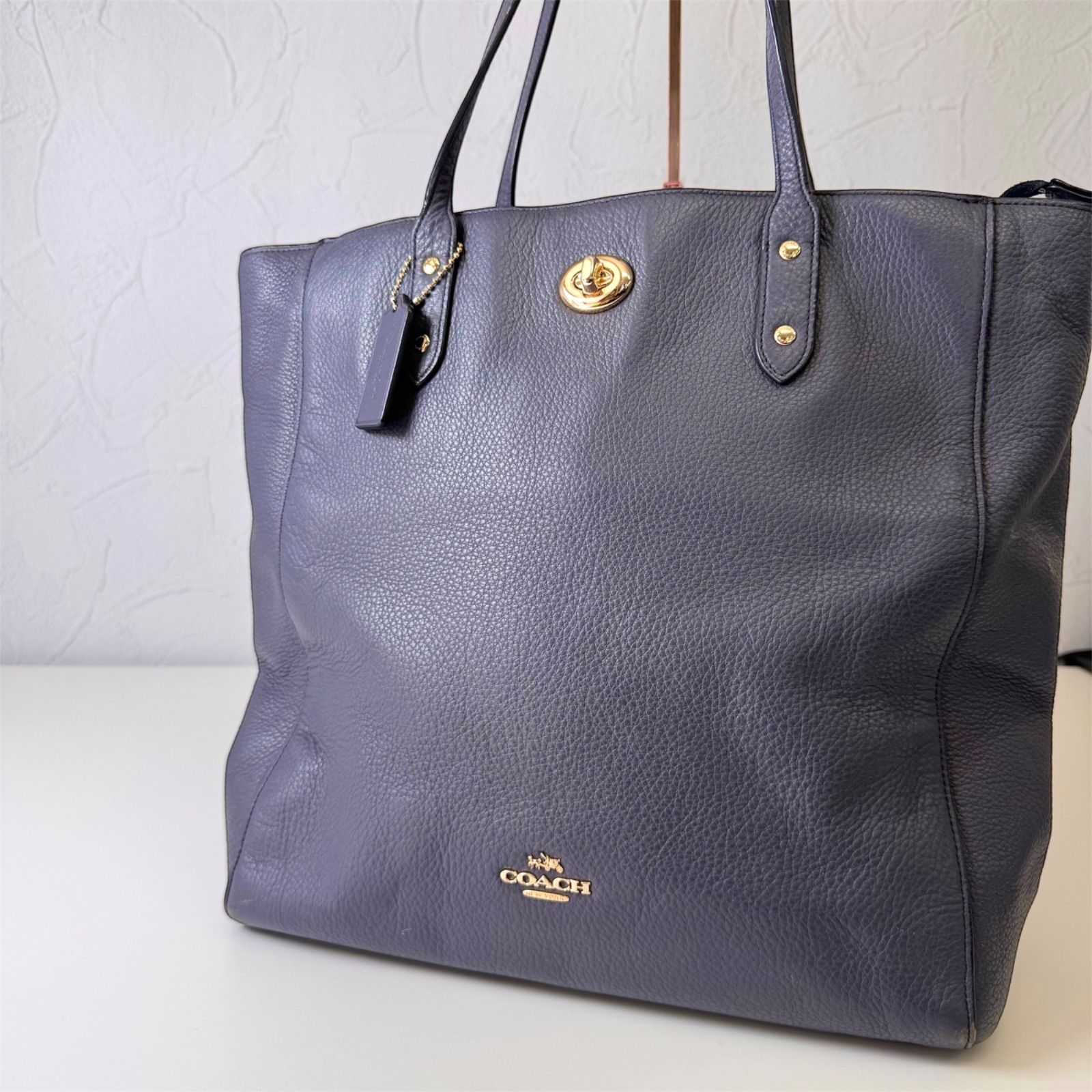 ◎人気◎COACH 大容量 シボ革 トートバッグ A4収納 ネイビー ✨Dランク COACH コーチ トートバッグ 肩掛け A4 大容量 ターン