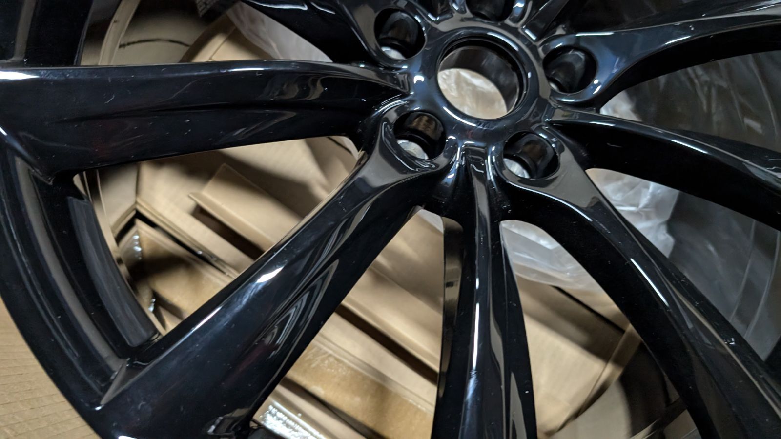 20インチ９J OFFSET34 PCD 114.3 5H ボア径64.1 4本セット テスラModel3に最適 グロスブラックホイール