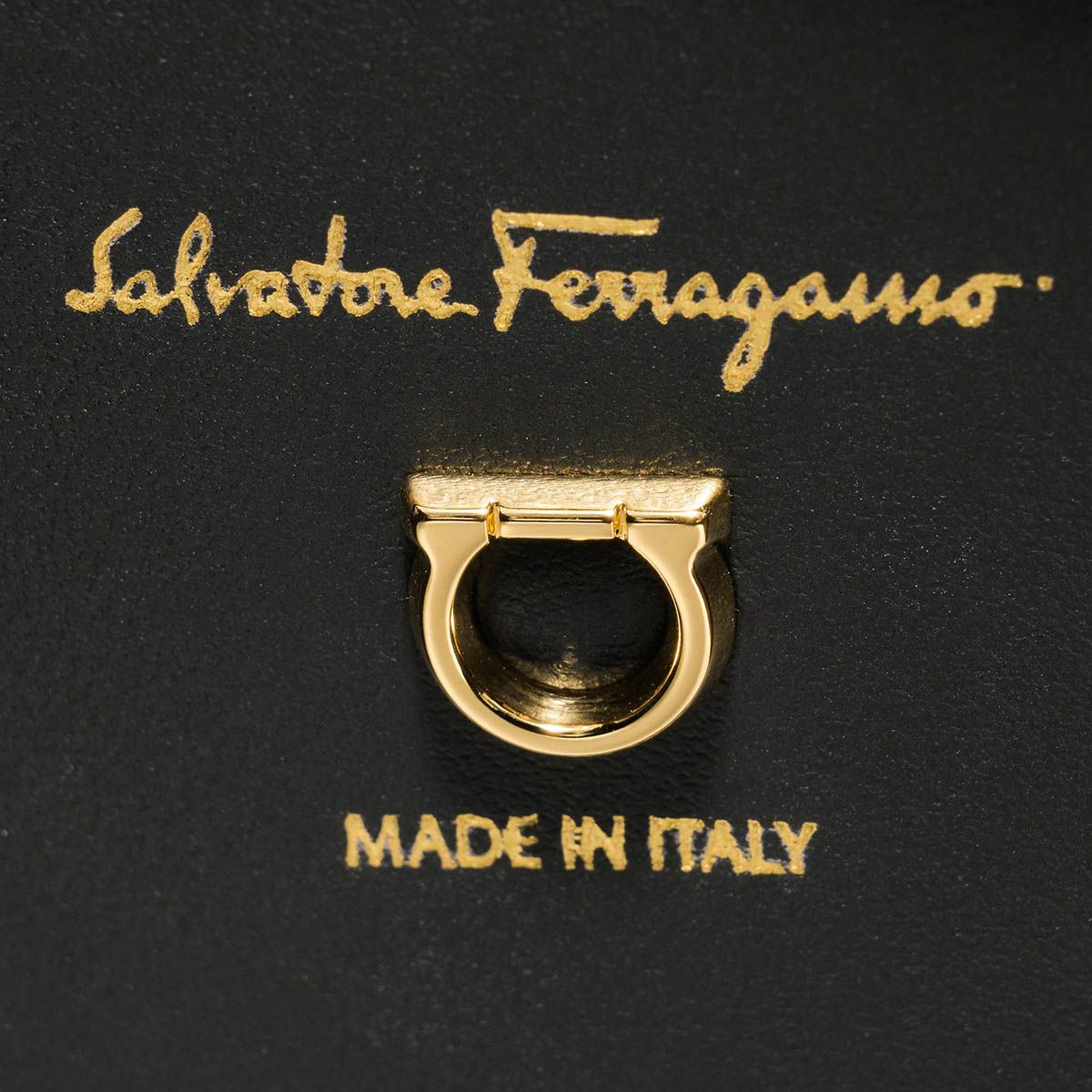 FERRAGAMO 01G484766346003 関税送料込 24148300010010.jpg