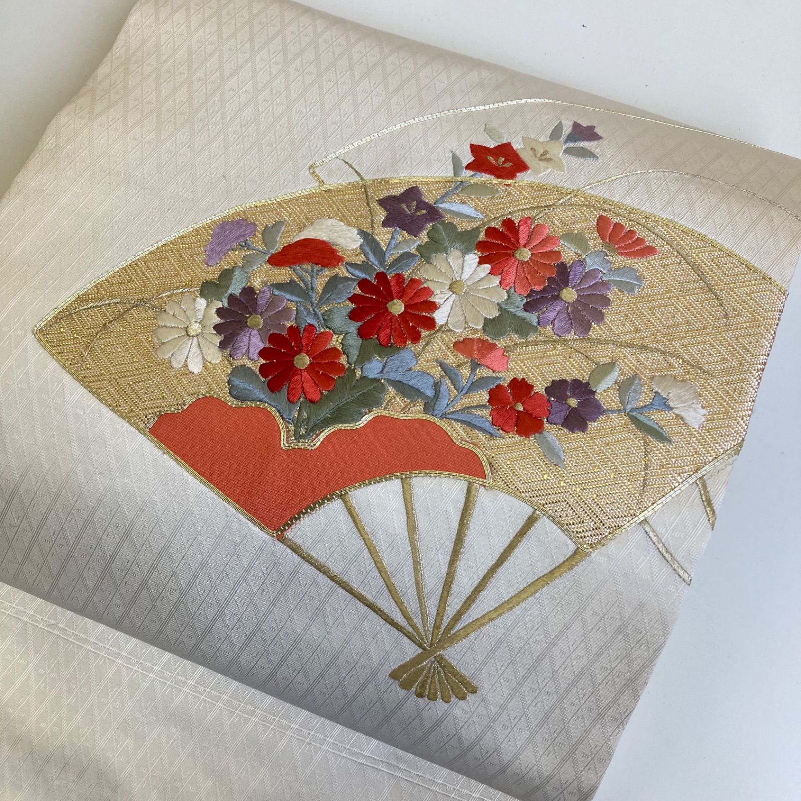 扇子と花柄刺繍の帯