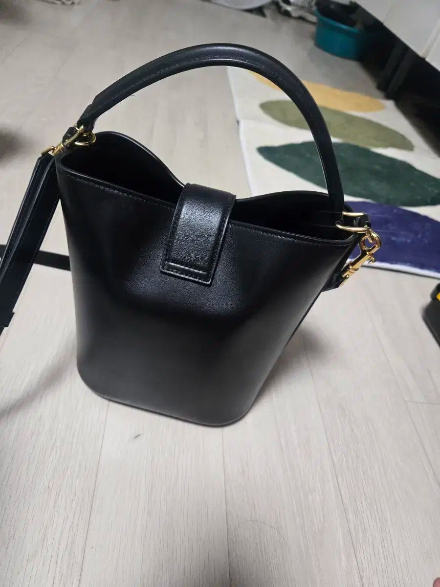 新作☆【CELINE】スモール バケット ルイーズ 淡いカラーがアクセント】CELINE ミニ バケット ≪ルイーズ